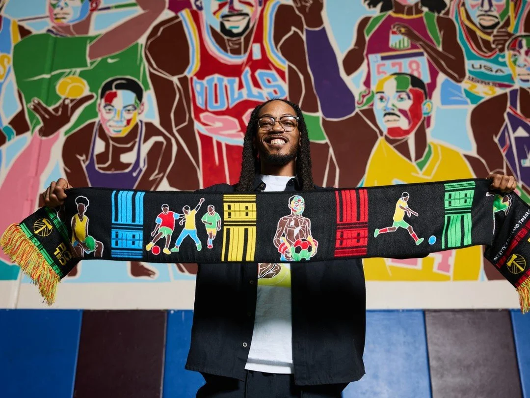Reconocemos una obra de @artbytk en cuanto la vemos 🎨✨ ¿Quién consiguió una bufanda exclusiva de TK en la Black Excellence Night con los Portland Timbers? @timbersfc ¡Nosotros, sin duda! 🧣⚽️

¡Tu familia SEI está infinitamente orgullosa de ti y de tu talento! 🩵