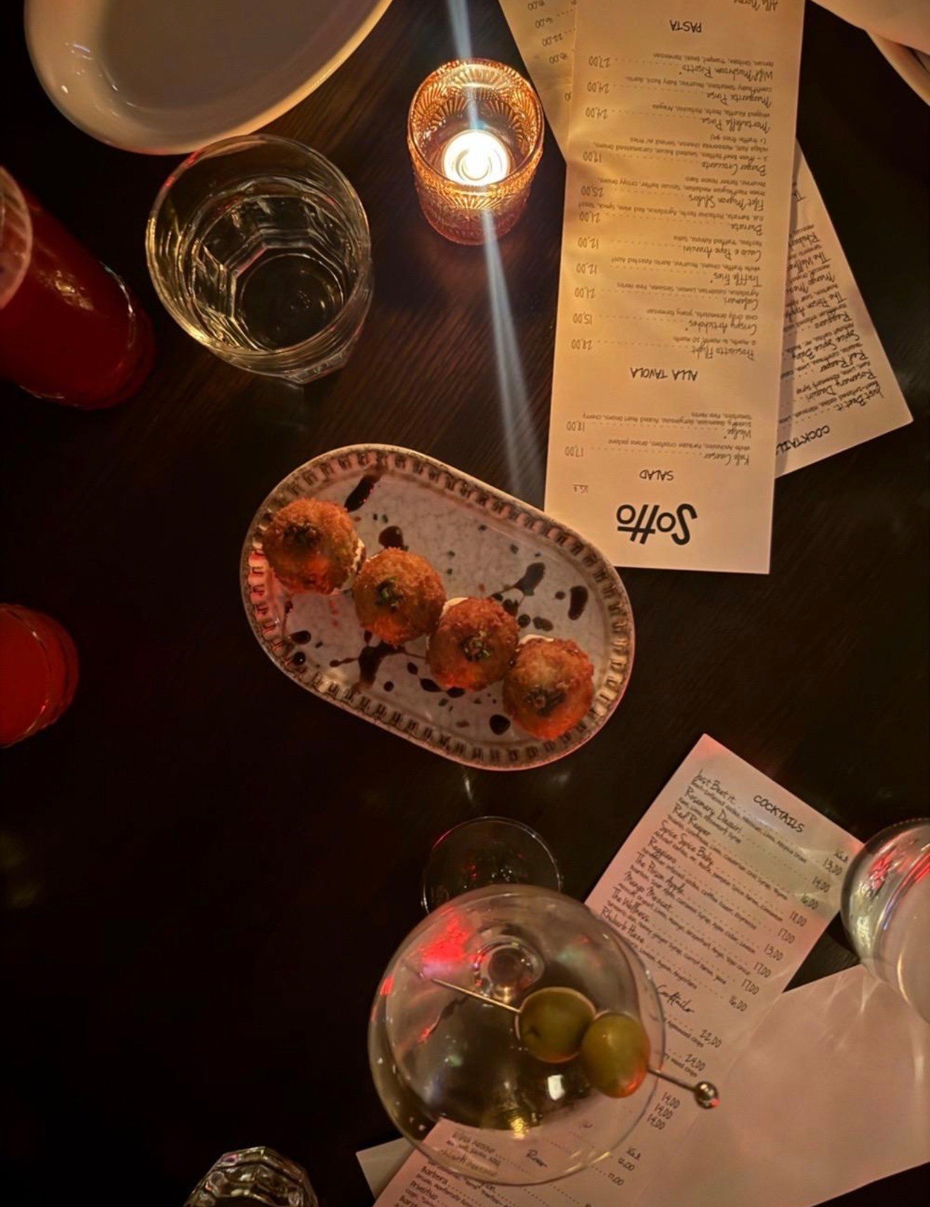 cozy corners, strong drinks, and chicago attitude. that&rsquo;s the vibe.