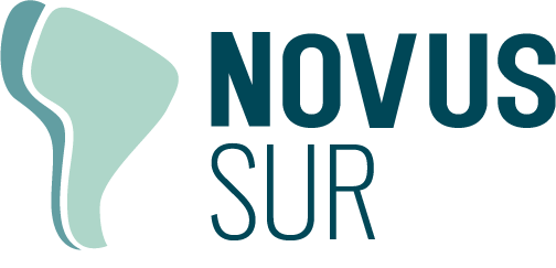 Logotipo con forma de hueso y texto que dice 'NOVUS SUR'.