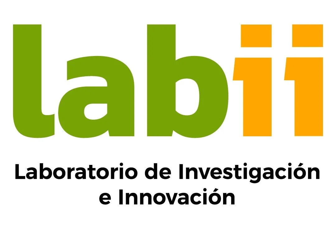 Logotipo del Laboratorio de Investigación e Innovación, con letras grandes y coloridas, 'lab' en verde y 'ii' en naranja, y texto en negro debajo.