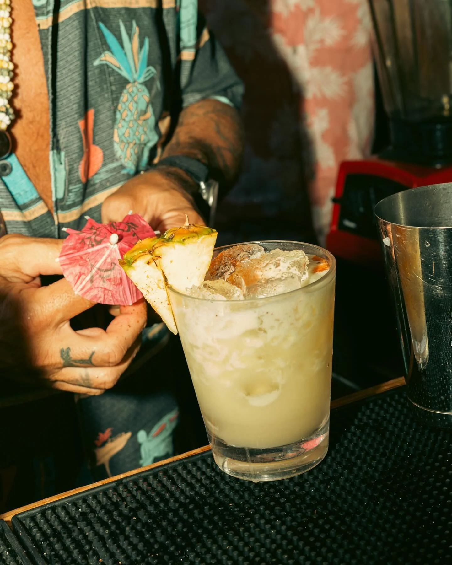 Our Shore Sipping event last weekend was an unforgettable one! 
 Thank you to @danieledallapola from @kaonaroom and @alejandro.garrcia from @lacasadeljaguar.balam for bringing their tiki magic to Veleros. 
Cheers to more days of extraordinary