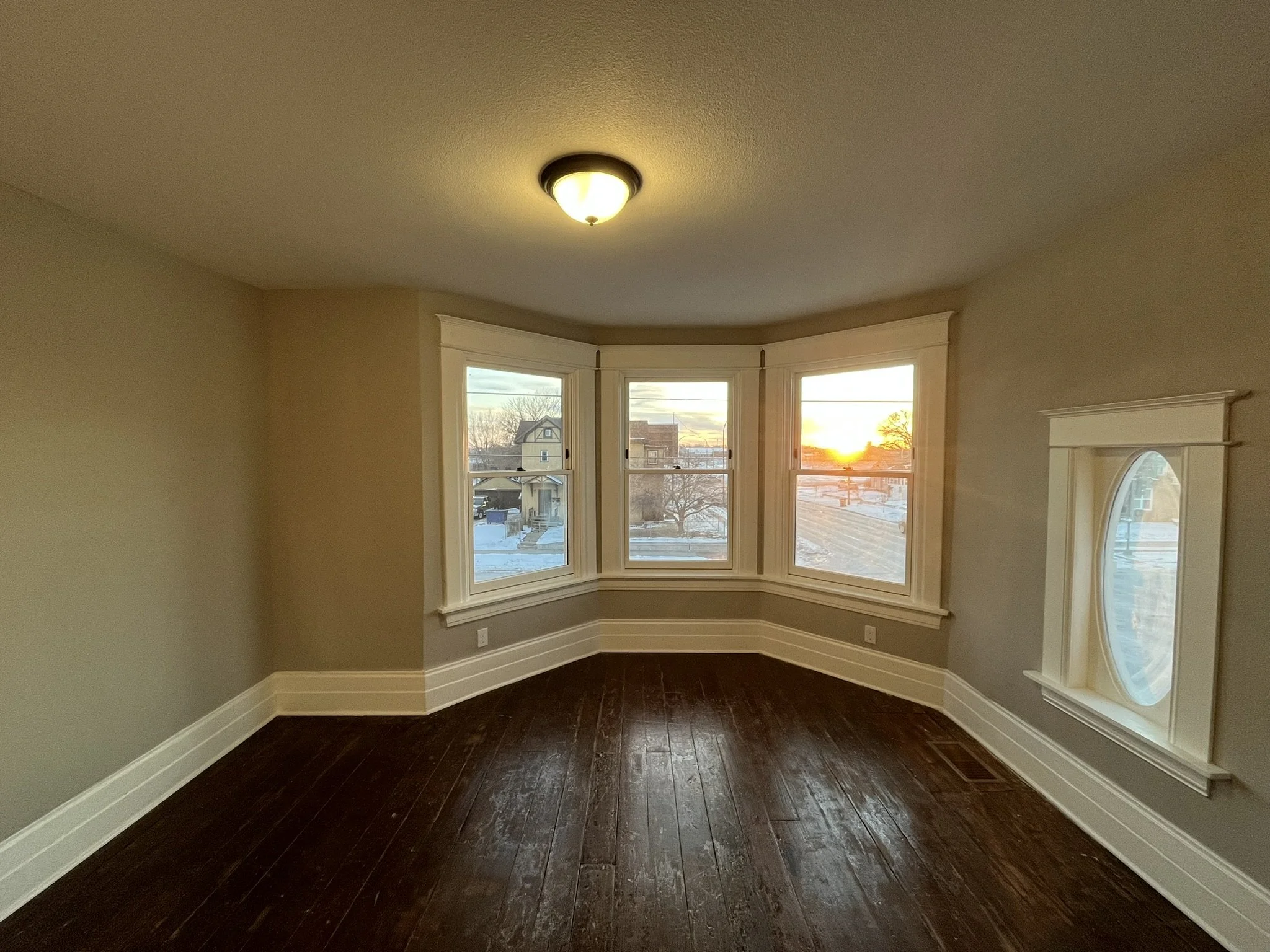 historic bay windows oval window