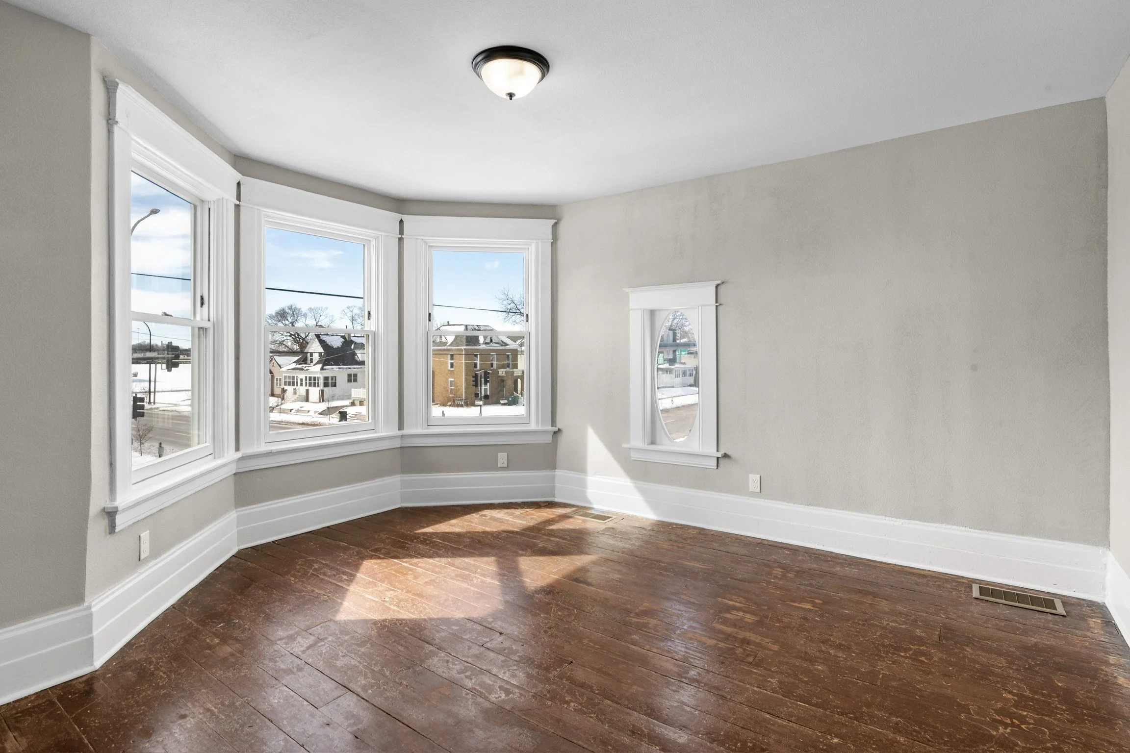 historic bay windows oval window