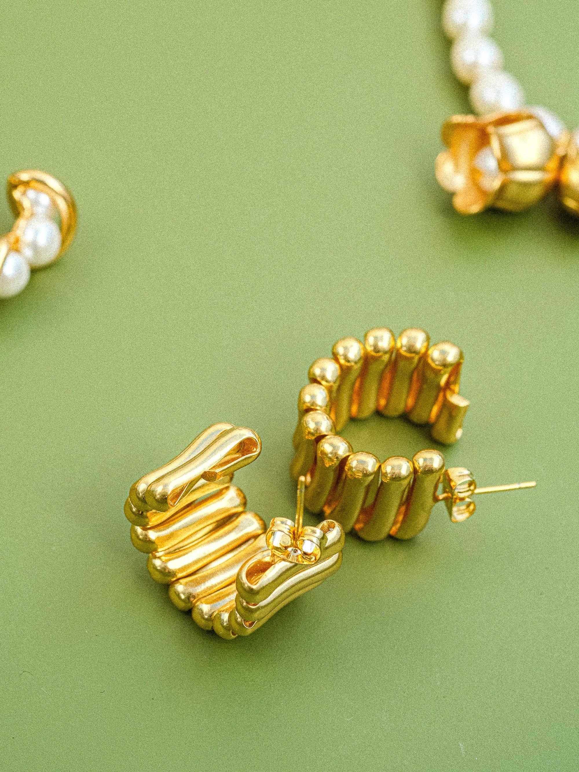 Flanerie Wholesale Jewelry's main selling point is the 18K Gold PVD Plated Non-tarnish waterproof jewelry.