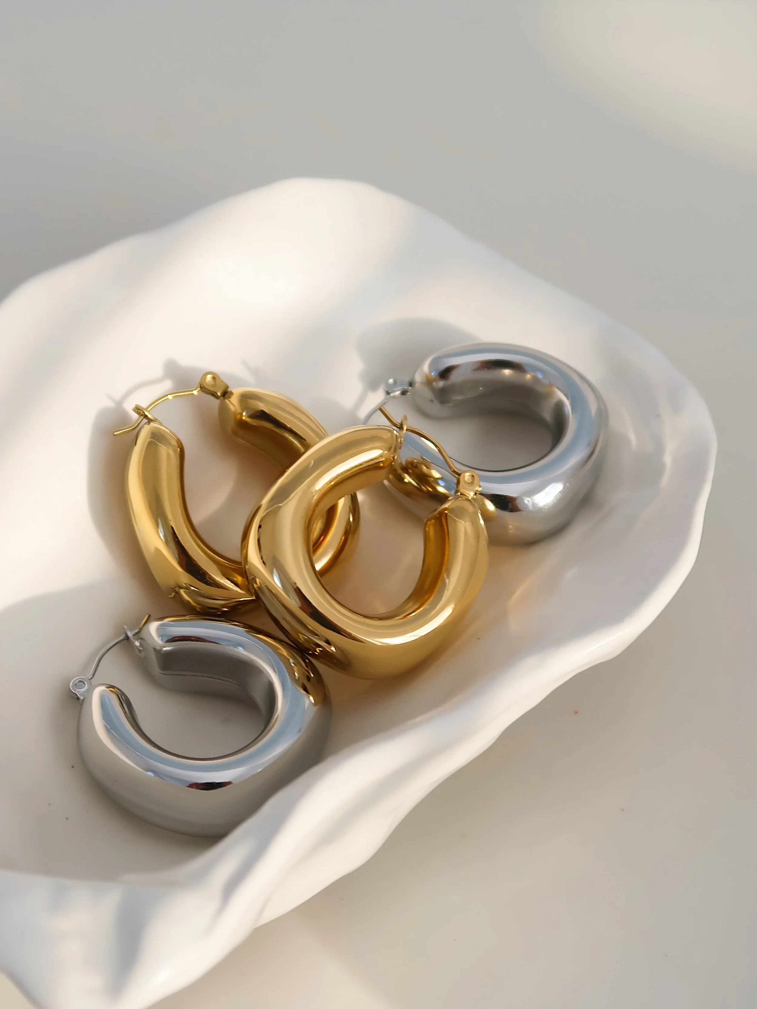 Flanerie Wholesale Fashion Jewelry Supplier Hunter 18K Gold PVD Plated Non-Tarnish Waterproof Classic U Hoop Earring
