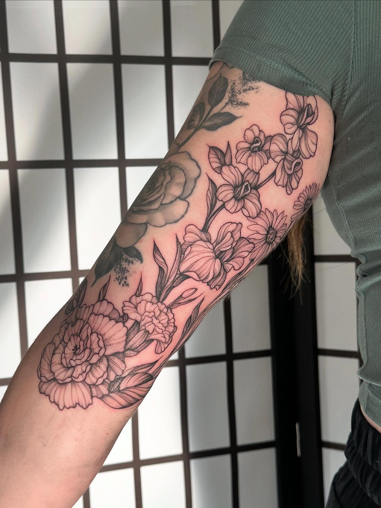 Okay im finally posting this from like a literal moth ago. Been flopping on posts but heres a cute flower filler for my girl Kelsey!! We were able to fit in like 5 birthflowers for all of her favorite people in this oneee!! So fun!! Thank you for eve