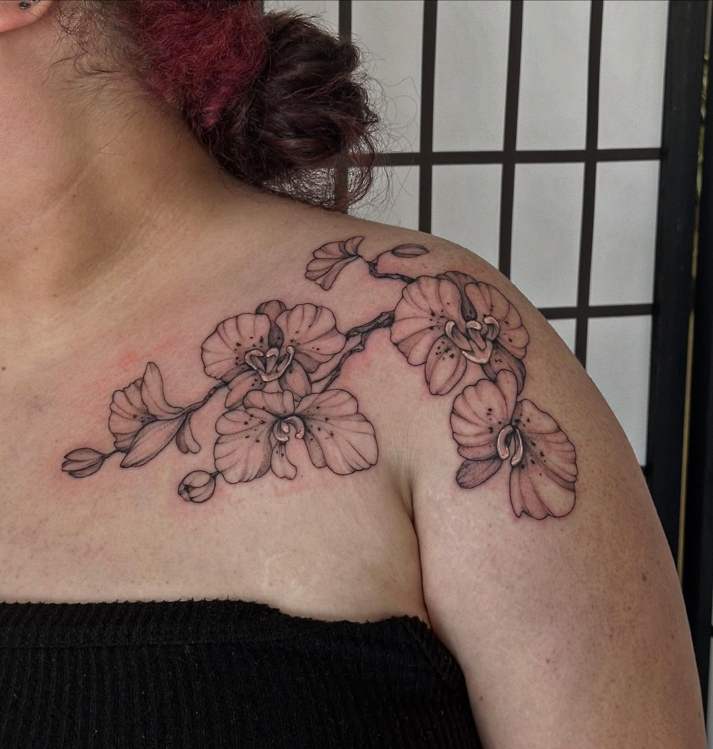MARIAAAA MY FAVVVVV!! Im SO happy to have done these dope af orchids on her! And i made the composition match her other shoulder and i think it looks soo cute with some nice variety!! Ughh im so happy to see this bestie literally all the time. Everyb