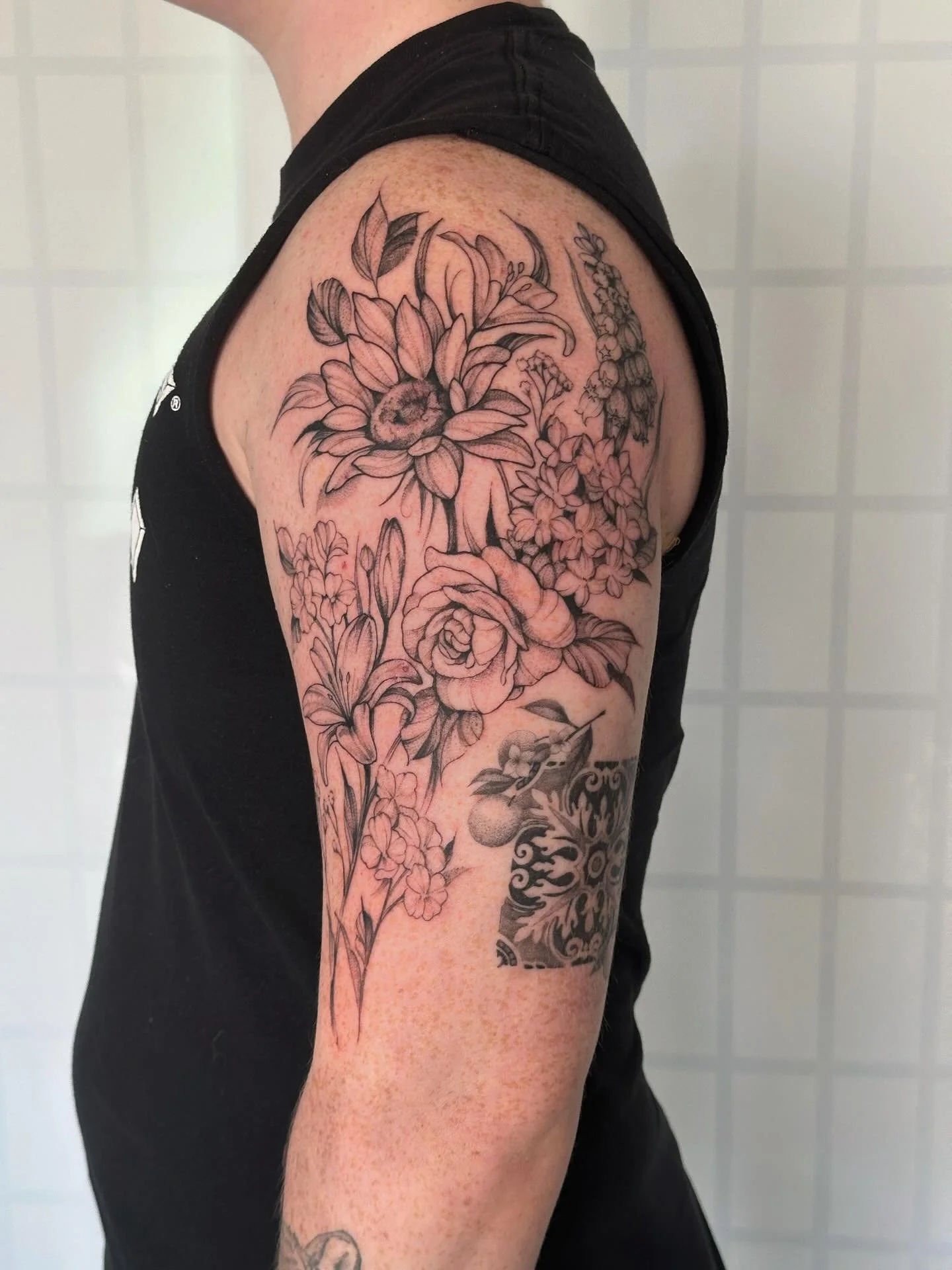 Birthflower shoulder pieceee! :p we did all of their familys favorite flowers! Including sunflowers, roses, lilies, hydrangeas, grape hyacinth, and babys breath!! I watned to make it form with the shoulder and have a nice flow and i LOVE how it guide