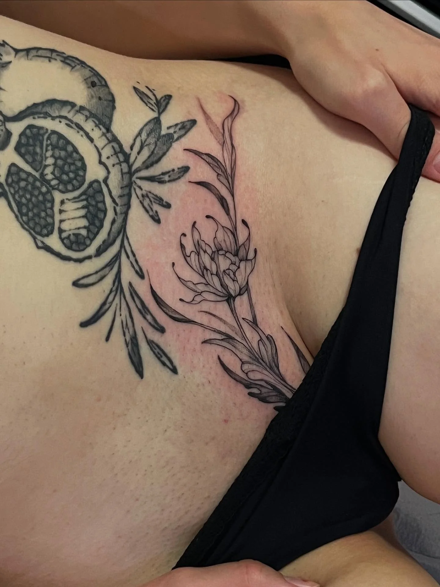 Guys i tattooed @yet.forgiven cookie and she tattooed mine back!! Thank u joan for always being the realest and the baddest!! This was definitely a fun and interesting placement for both of us but im soo happy with both 🥹🥹🥹