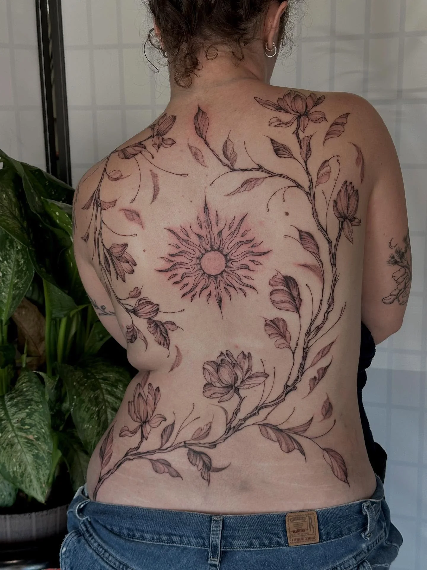 Closeup shots of our beautiful baby backpiece 🥹🥹 beyond the moon to have done this tattoo!! AND i got to do magnolias again!