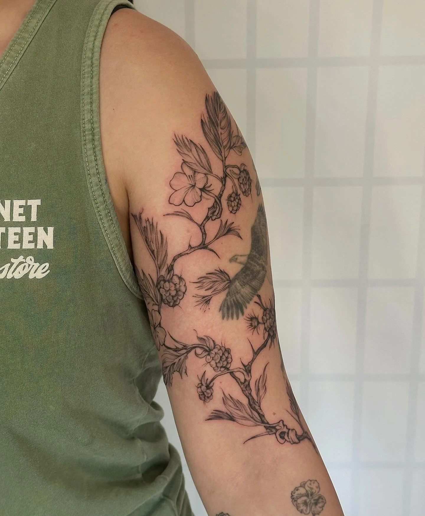 Blackberry branches for my diva melissa!! Thank you so much for giggling with me and giving me a sick idea!! Guys if u swipe we have some little bug bites out of the leaves too omgg