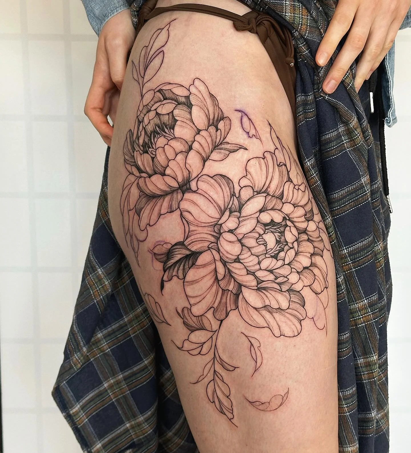 1 day session for a work in progress for my baddie camrynnn!! This is gonna be a full floral leg lseeve and im stokeddd!! We decided to go a little darker and thicket with the lines so that gave it a nice pop. Thank u camryn for everything and being 