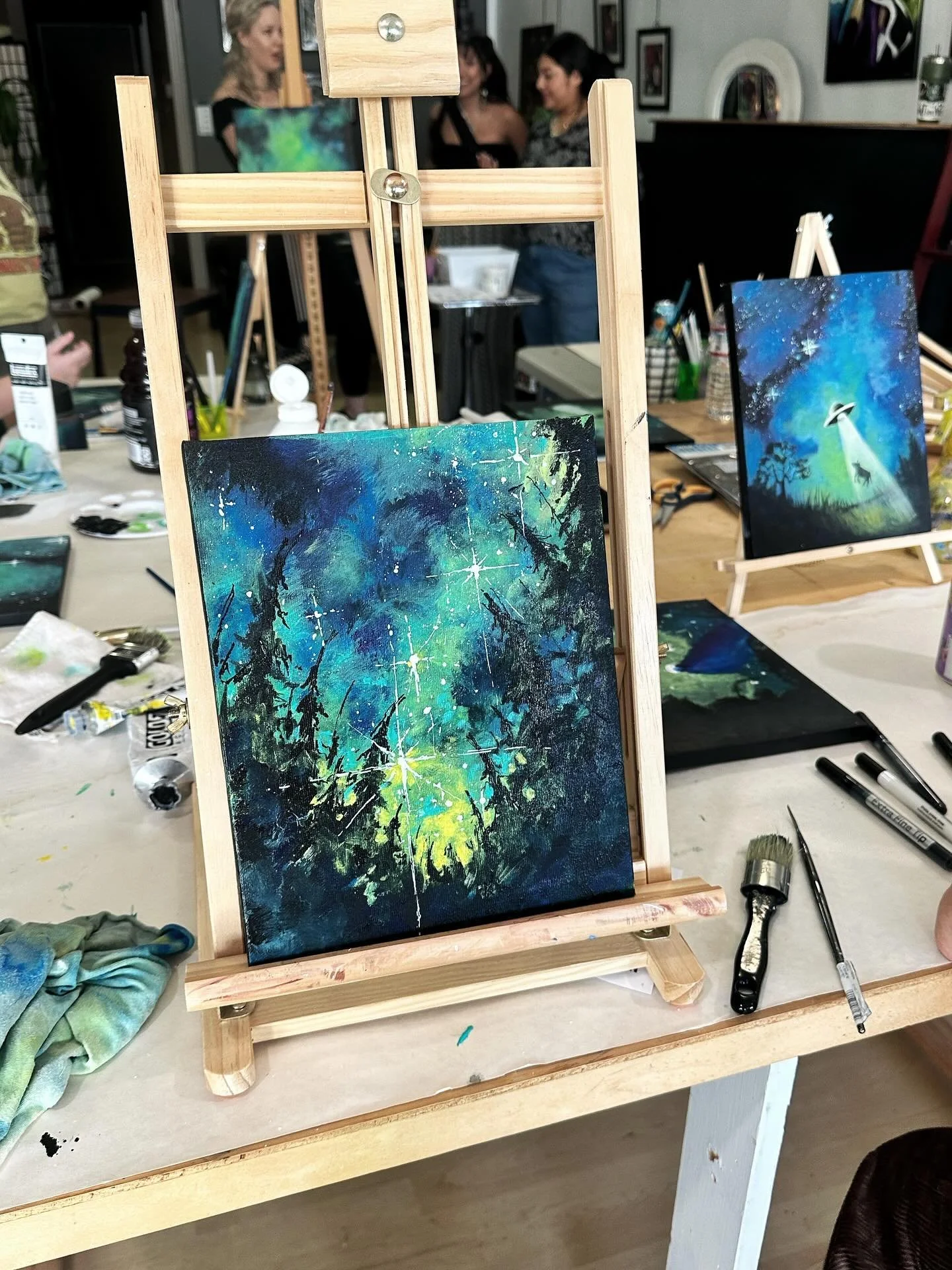 Omg this post is soo late. But in celebration of our second painting class I wanted to share some photos of the one I joined! Definitely a success with soo many wonderful familiar faces. Sending so much love to you all and a big shoutout to @maraspri
