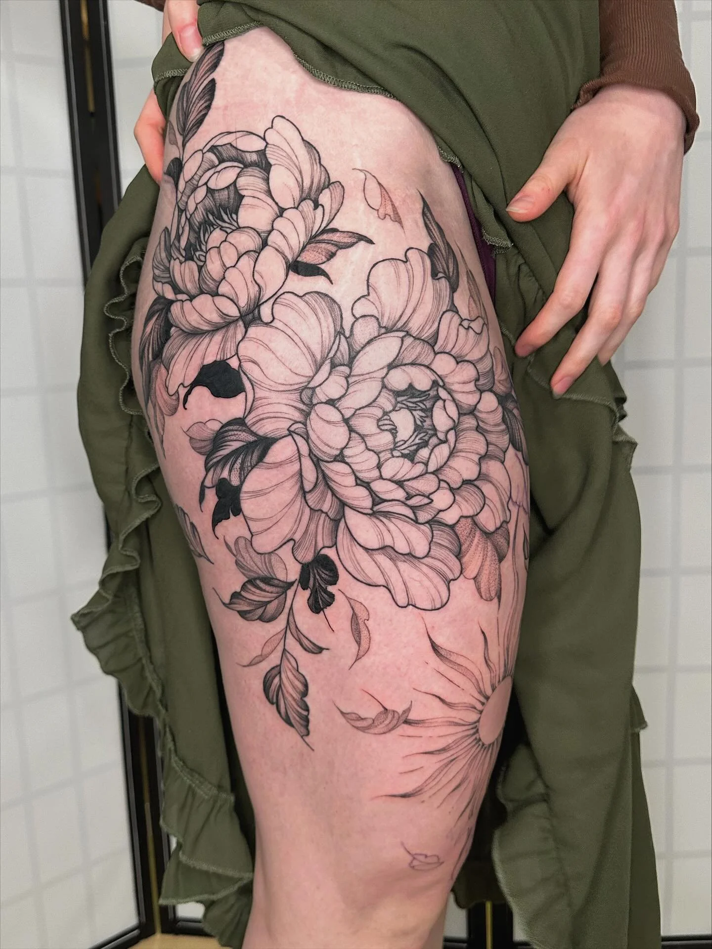 Progress on this leg sleeve situation for camryn. Look at that pretty sunnn. We also added some darks to those leaf situations. Thank you sm always camryn for the patience and amazing vibes. Couldnt ask for a better seshh