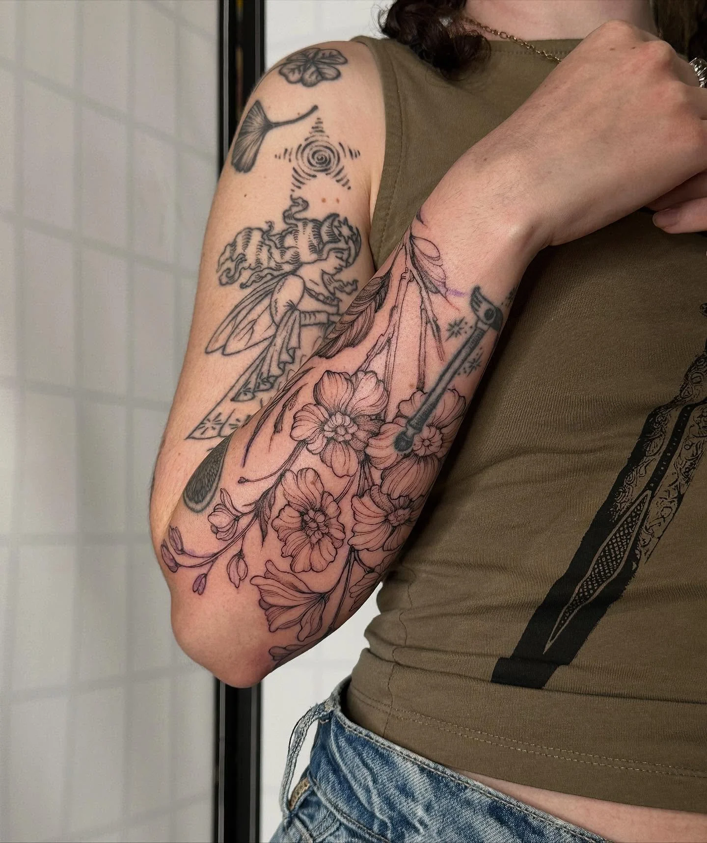 Larkspur for my girlie olivia! Omg what A DAYYY!! We filled in this whole back forearm area which is such a funky filler spot but we worked together and made it flow so nicely. I had so much fun splicing it and making with work with the anatomy, and 