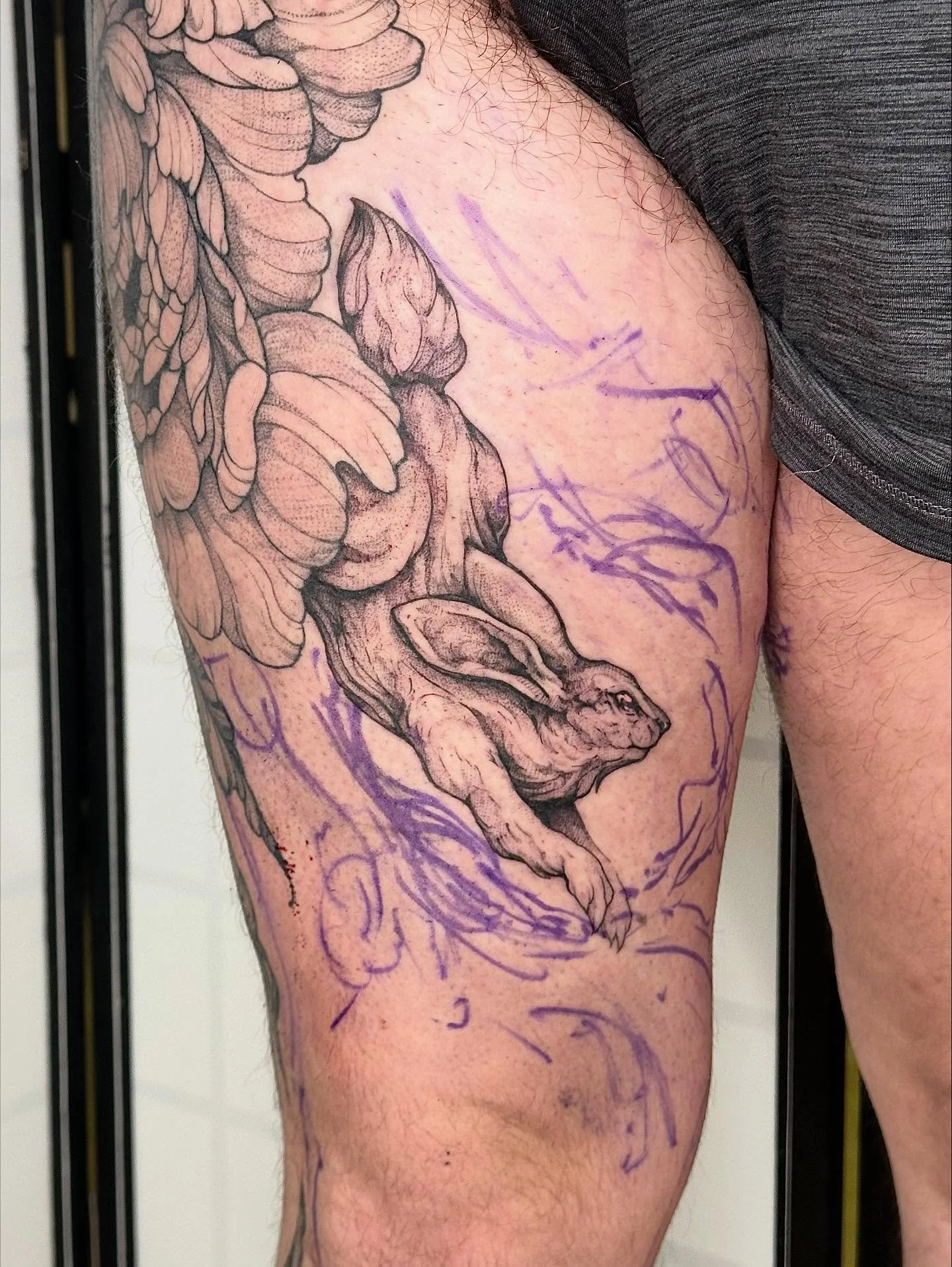 Bun yee for my incredibly strong powerful brave incredible diva gina. We lowkey beef during the tattoo and i always have to run a fade on her after but baddies always come back together in the end ❤️ i have to best time with you my love and am so exc