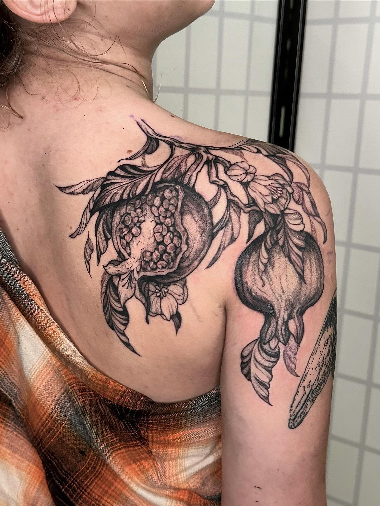 Pomegranite for @avalynn_inks !! I misread my dates and had an open day, so i busted out this drawing and we slayed it in like 3 hours. what a dope day lol. thank you so much for the vibes ava it was SO nice to meet you and do something dope. i appre