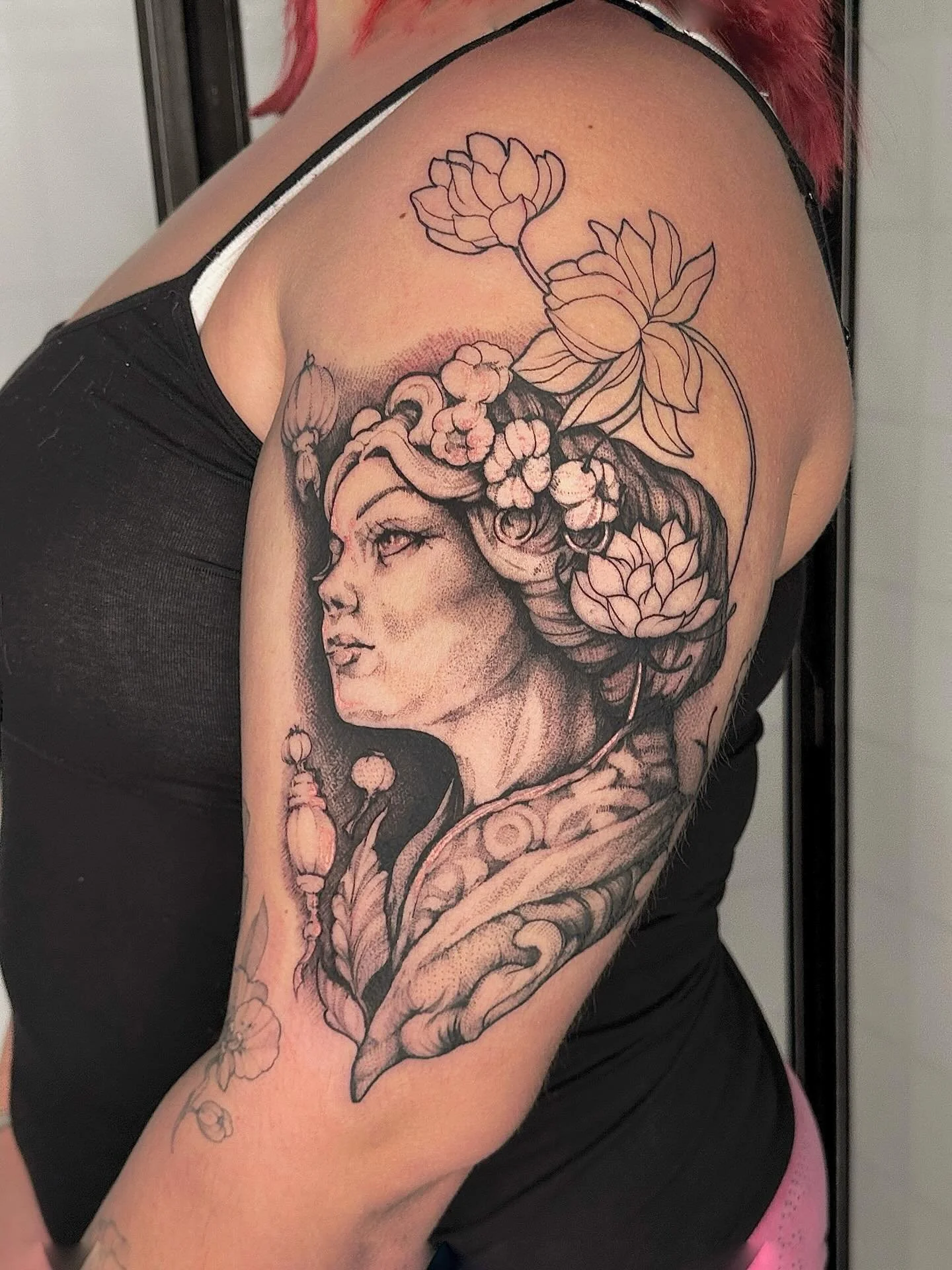 Pretty lady for my GIRLL elizabeth. We had TOO much fun on this one frfrrrr!! I adore you lizzy and in so ahappy with the piece, theres some room left for some future projects, and i think that black will look so sick fading into her future pieces. S