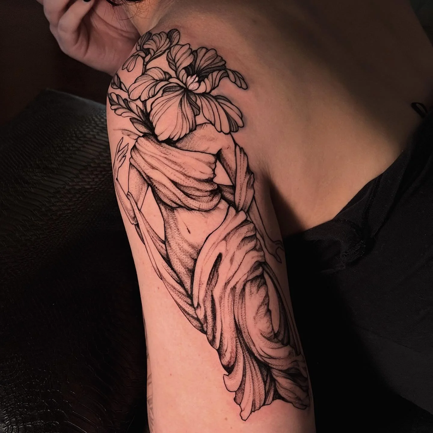 A flower lady for alora! Guys i can make these baddies fit any spot of the body. Any flower.
These ones are irises! :0 Ive done daffodils and cherry blossoms too! I love cloth and folds. And the textures we can get with the patls and leaves 🥹 ugh!! 