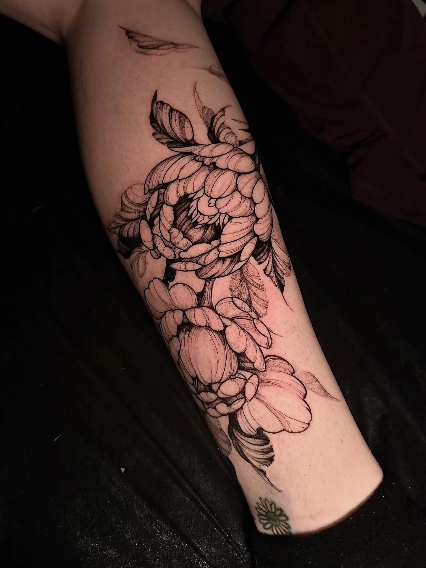 Closeup shots for camryns end piece :0 i am so happy with how it turned out. If anyone is interested in freehand florals, lets slay it. I love thse lil peony guys. And they fit her flow so nicely! Ty cam i adore you!