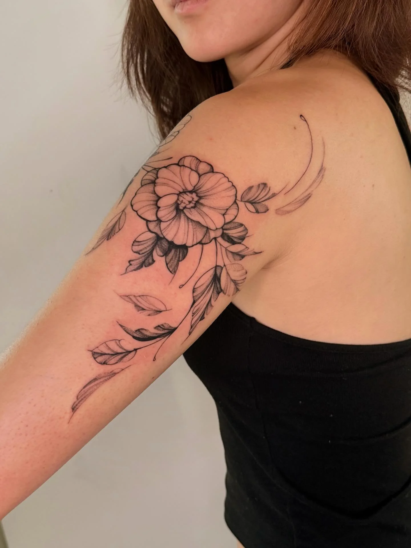 Camellias for ellie! We mixed some stencil and freehanding moments and it was so fun. Look at that wrap on flow in the video guys :0 i livee! Thank you so much ellie for trooping and slaying this first tattoo woo! Youre the loveliest and i had an ama