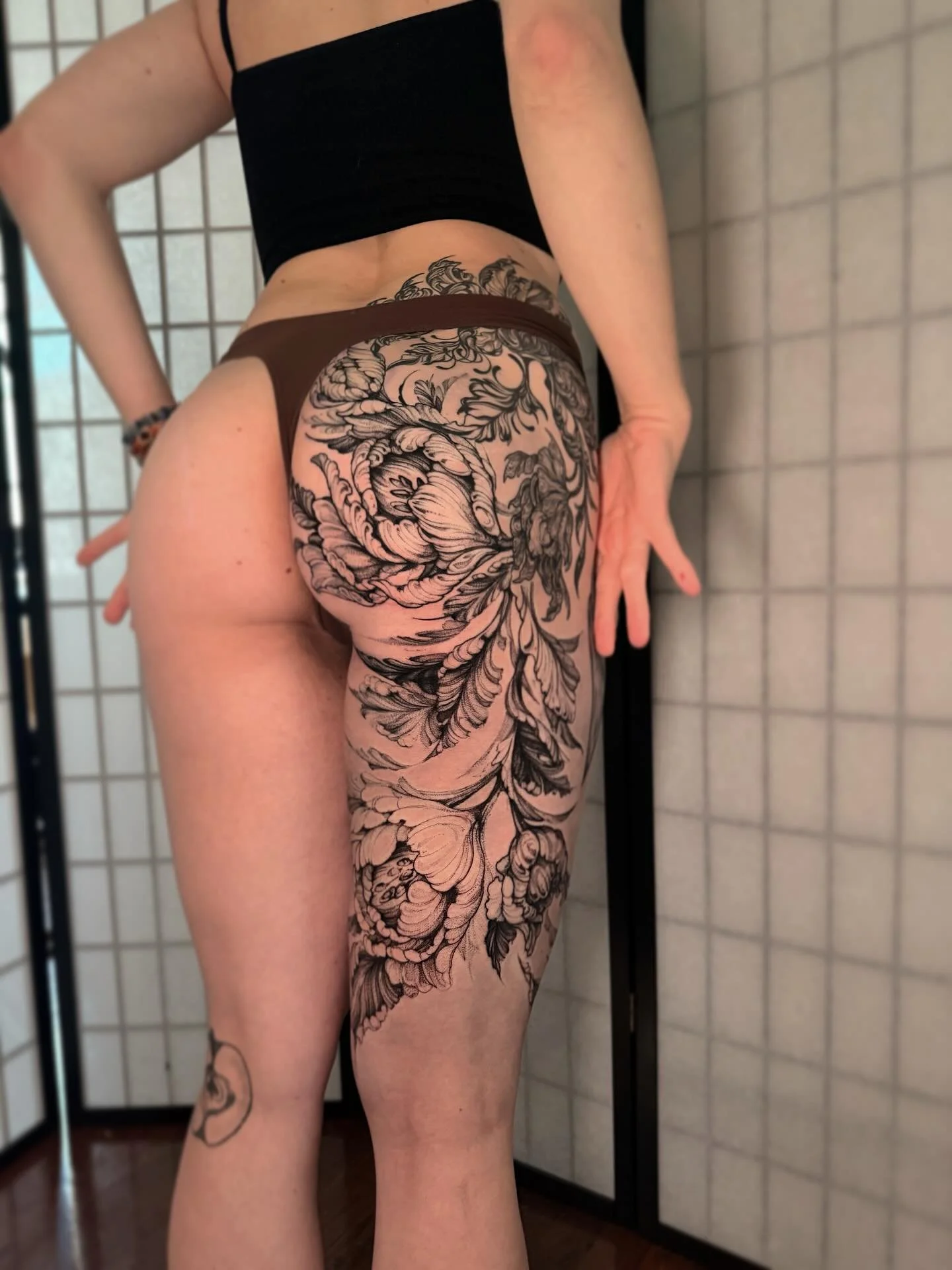 2 days! 10 hours :D
We finally slayed these big florals on joans butt and thigh and SHE DID THAT!! Im so honored to be doing this on one of my favorite humans in existence. Thank you for sitting like a champ and being such a wonderful friend. I love 