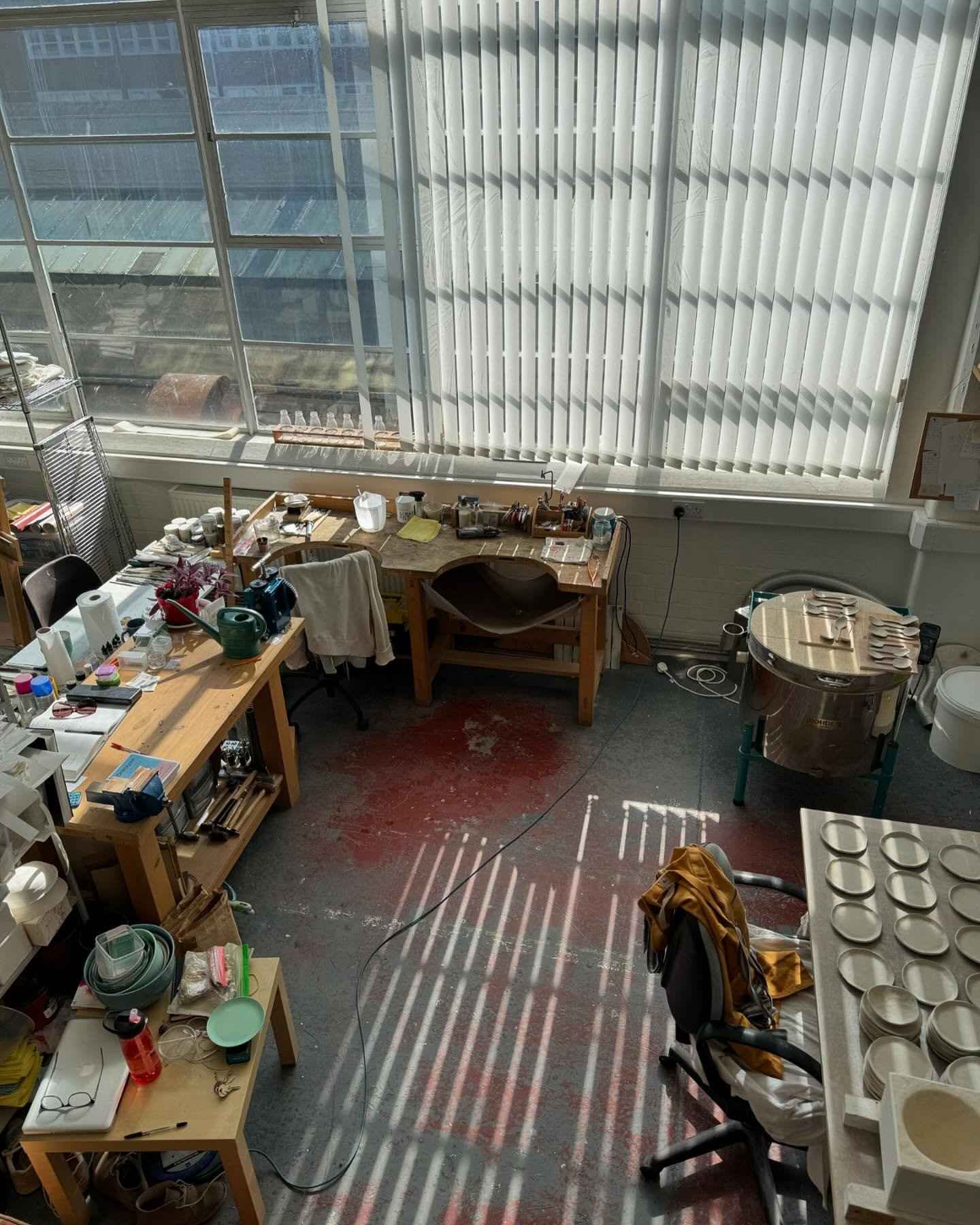 I share a studio with 7 other people but today I&rsquo;m enjoying the whole studio to myself 🙌 (mostly cause @studioyoki and @davidmcdiarmidstudio are on holiday just now) This used to happen a lot when we first moved to this studio in 2017 as I wor