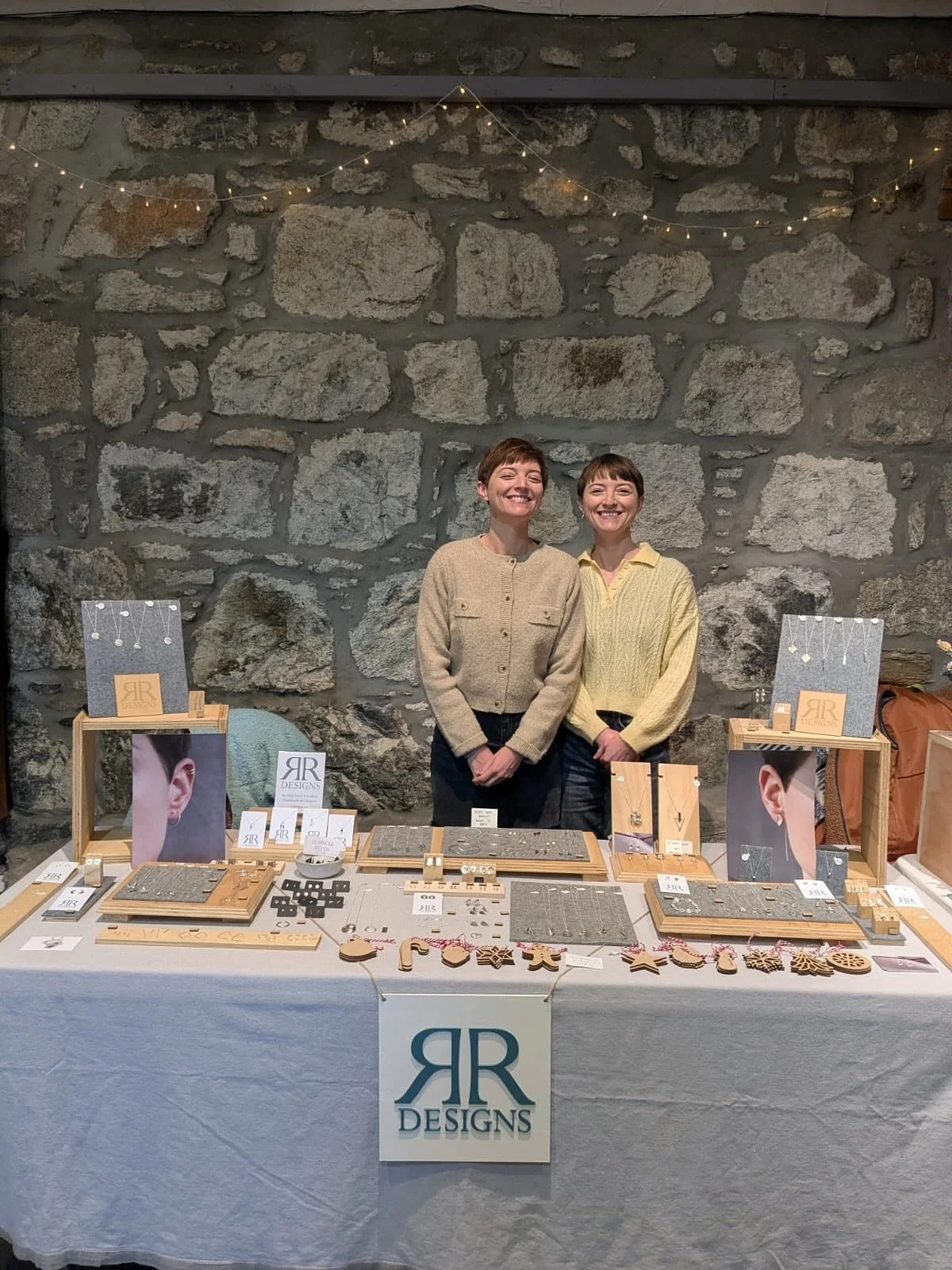 Apparently I didn&rsquo;t get a picture of just me and my stall at the weekend (maybe I did this on purpose). Only mostly silly ones with @studioyoki attempting to confuse everyone with our height difference 🤪

Anyway huge thanks to everyone who cam