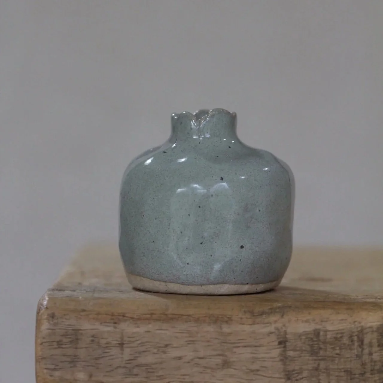 Kata-bud-vase-sage-4-studio-yoki.jpg