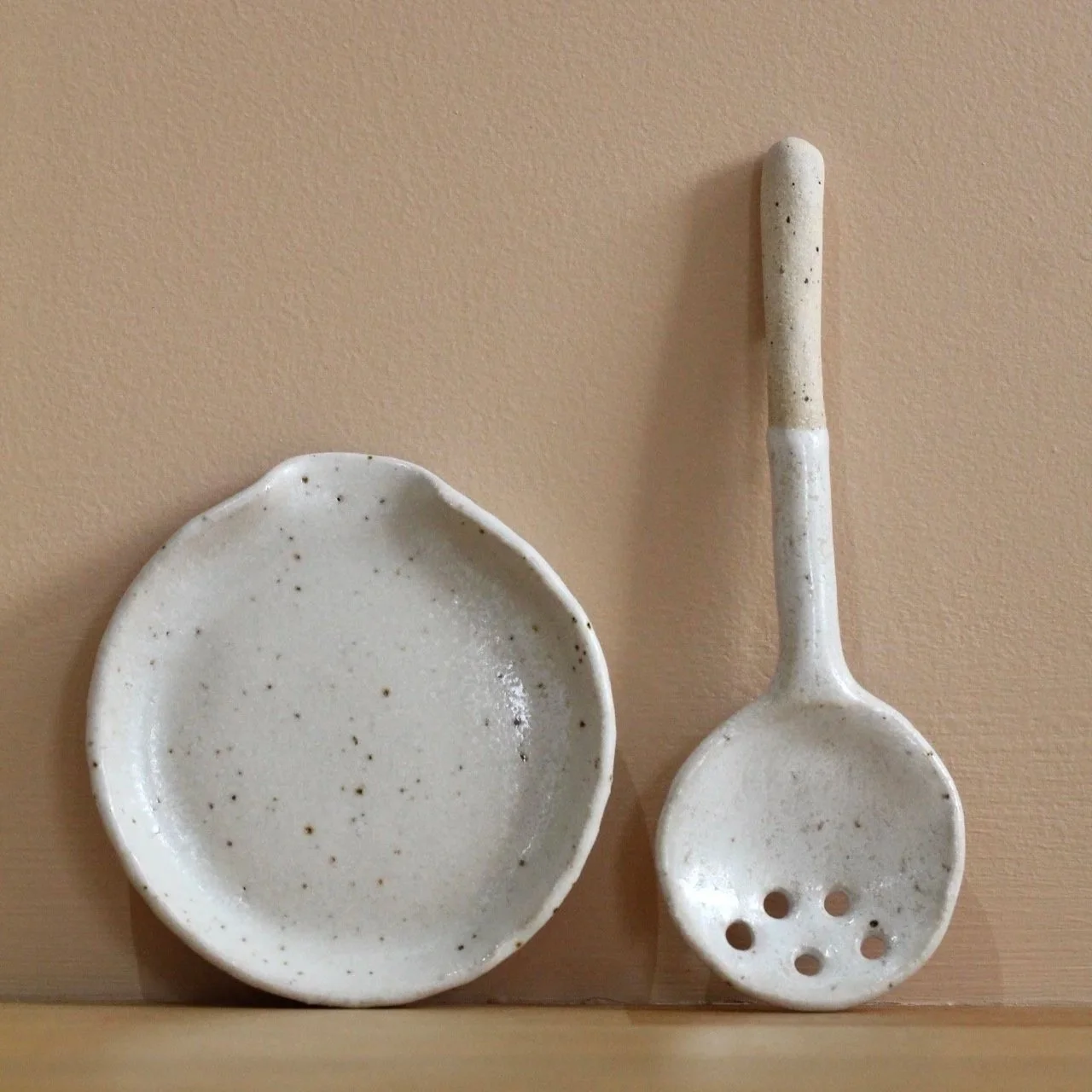 Tea Strainer and Rest Set in White
