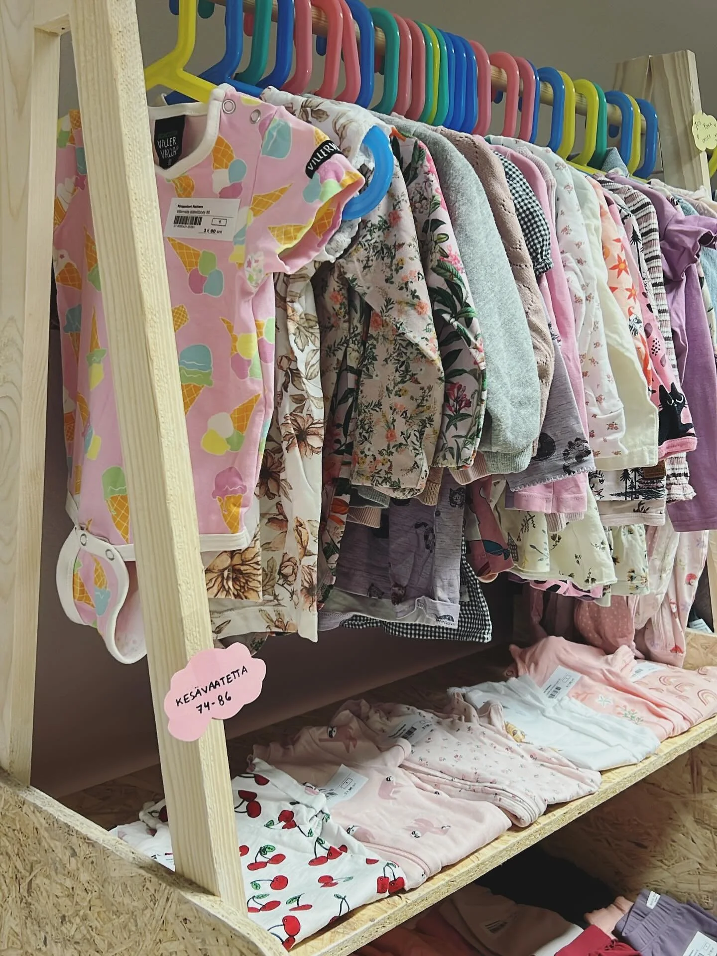 Myym&auml;&auml;n meille Hattaraan🩷

Syyskausi l&auml;htenyt k&auml;yntiin vilkkaasti, varaa nyt sin&auml;kin myynti paikkasi meilt&auml;🫶🏻

Mit&auml; nyt myyd&auml;&auml;n?

👚Perusvaatetta p&auml;iv&auml;kotiin ja kouluun
🧥V&auml;likausivaattee