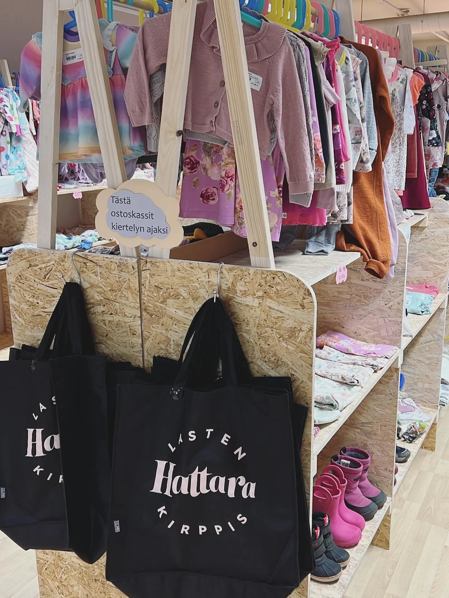 Moikka!❤️
Elokuu on l&auml;htenyt vilkkaasti k&auml;yntiin ja syyskausi on t&auml;ydess&auml; vauhdissa🤩

Kiirett&auml; on pit&auml;nyt ja hyv&auml; niin, Hattaran 
2-vuotis syntt&auml;reill&auml; meill&auml; oli arvontaboxi jossa arvoimme 3kpl myyn