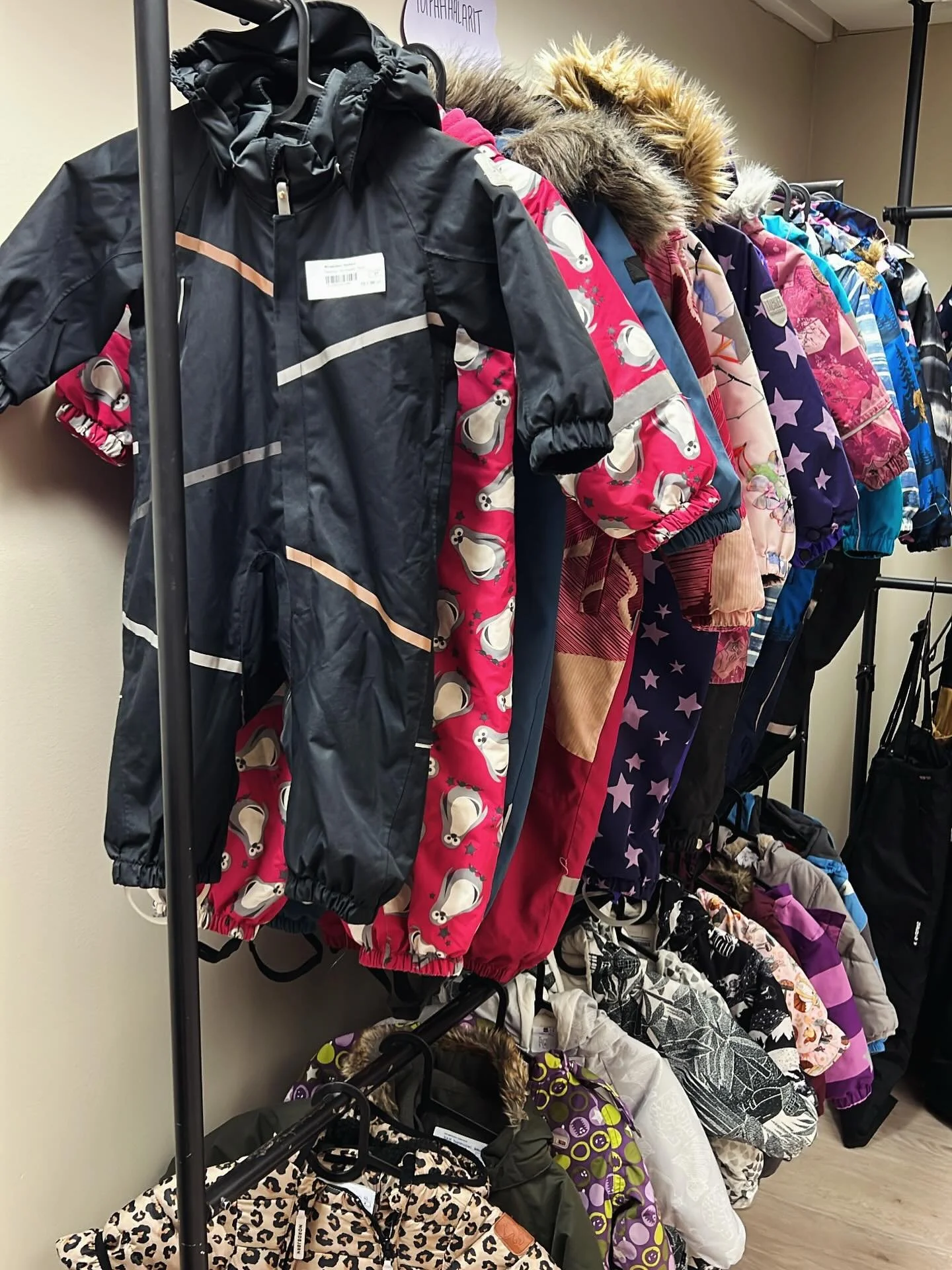 Ilmat viilenee❄️

Mik&auml;li sulta l&ouml;ytyy kaapeista seuraavanlaisia teille tarpeettomia talvivaatteita niin tuo ne meille myyntiin nyt🤗

&bull; Talvihaalarit
&bull; Talvitakit ja housut 
&bull; Talvikeng&auml;t
&bull; Pipot, hanskat, kaulurit,