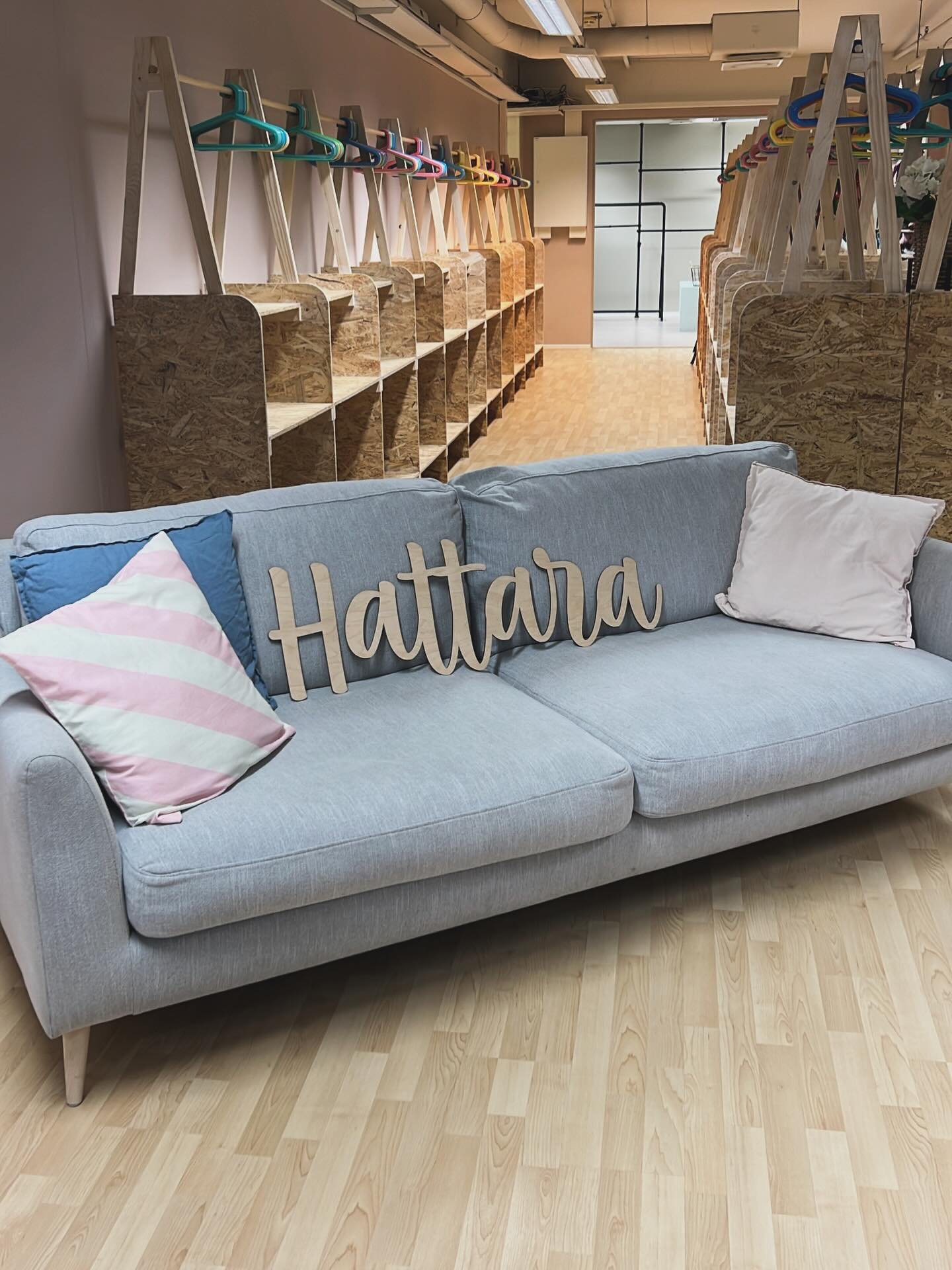 Kiitos❤️

N&auml;in Hattaran aika t&auml;&auml;ll&auml;, t&auml;lt&auml; er&auml;&auml; on tullut p&auml;&auml;t&ouml;kseen💔

Joulut on vietetty ja liikett&auml; tyhjennetty, haikealta tuntuu..🥹
Paljon olette kyselleet ett&auml; mit&auml; sitten, n