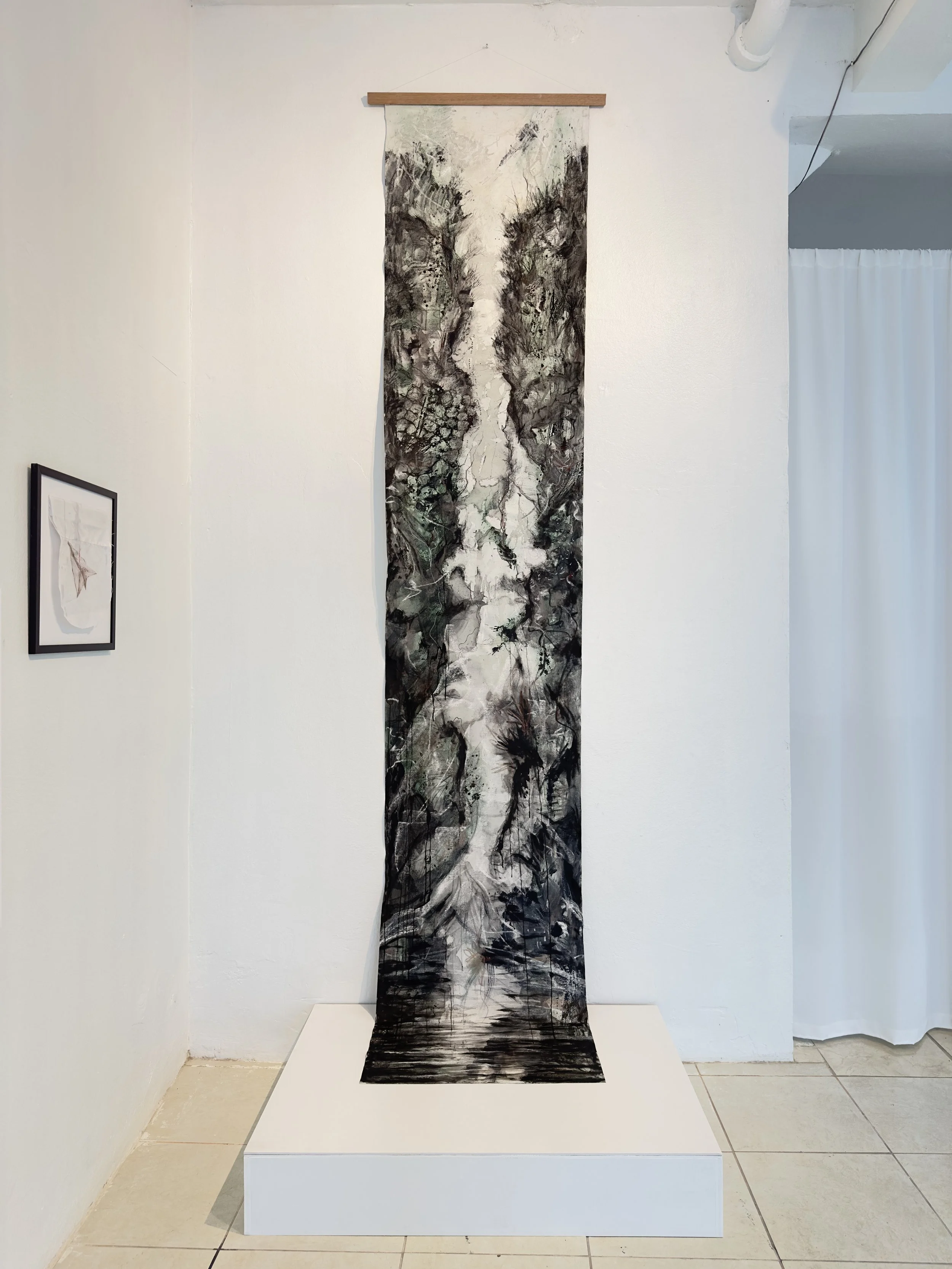 Chorro de Doña Juana
2026
Medios mixtos sobre tela
144 × 24 in (365 × 60 cm)
Montaje suspendido con varilla de madera
