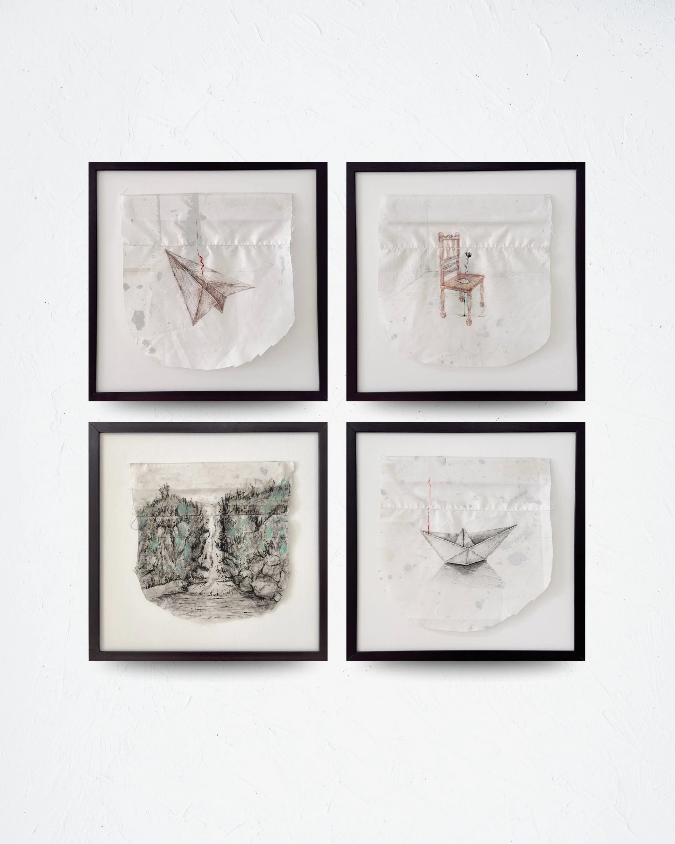 El lugar donde fuimos cuerpo II, III,  IV y V
2026
Medios mixtos sobre sábana intervenida
9.8 × 11.8 in (25 × 30 cm) cada una