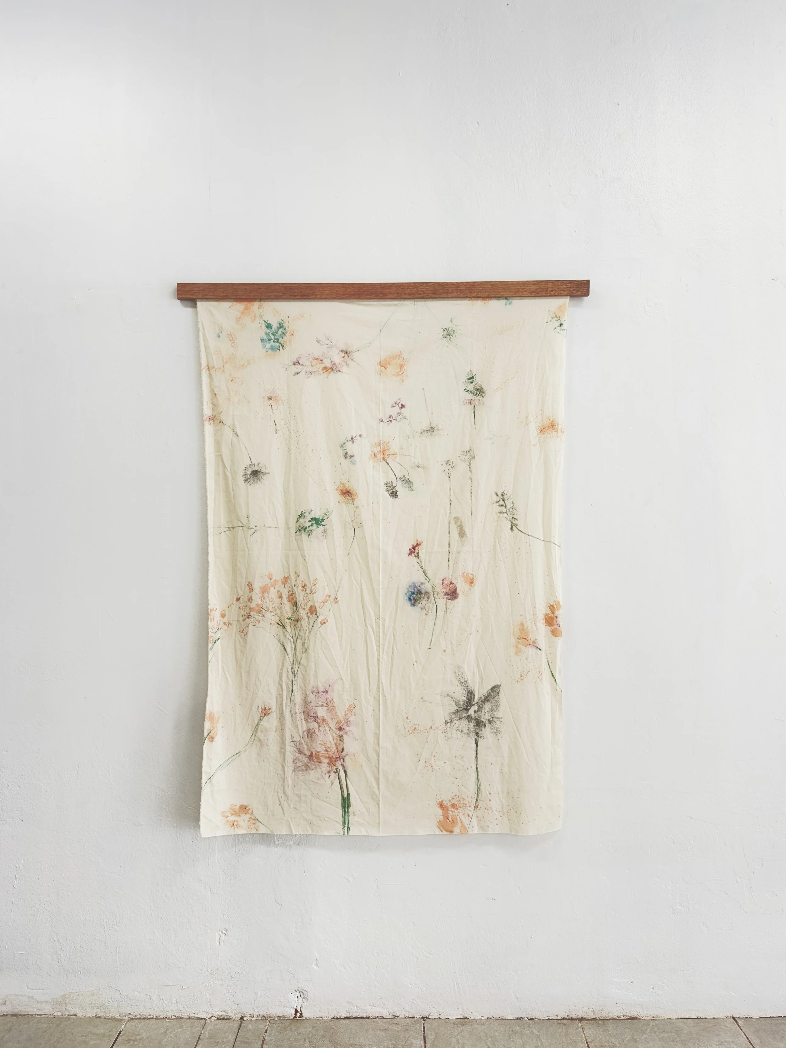 Y hay gestos que guardan lluvias antiguas
2025
Medios mixtos sobre sábana intervenida
60 × 48 in (152 × 122 cm)
Montaje suspendido con varilla de madera