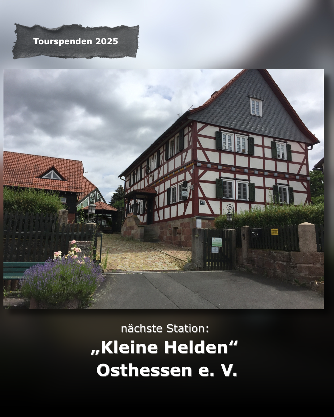 Kinderhospizarbeit ist weit mehr als die Begleitung bei lebensverkürzenden Erkrankungen. Sie ist ein Rettungsanker bei traumatischen Schicksalsschlägen, leistet Akut-Trauerarbeit und bietet Familien einen geschützten Raum, wenn ihnen der Boden unter 