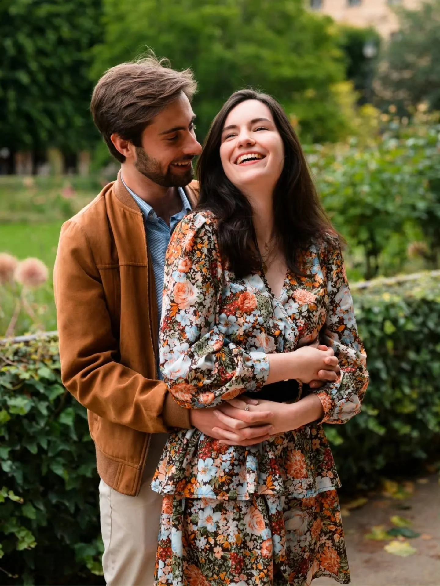 Parce que certaines s&eacute;ances m&eacute;ritent de sortir de l'ombre, m&ecirc;me avec un peu de retard. ✨

Je suis retomb&eacute; sur ces clich&eacute;s de Emeline et Pierre au c&oelig;ur de Paris. Entre les rires vol&eacute;s aux Tuileries et leu