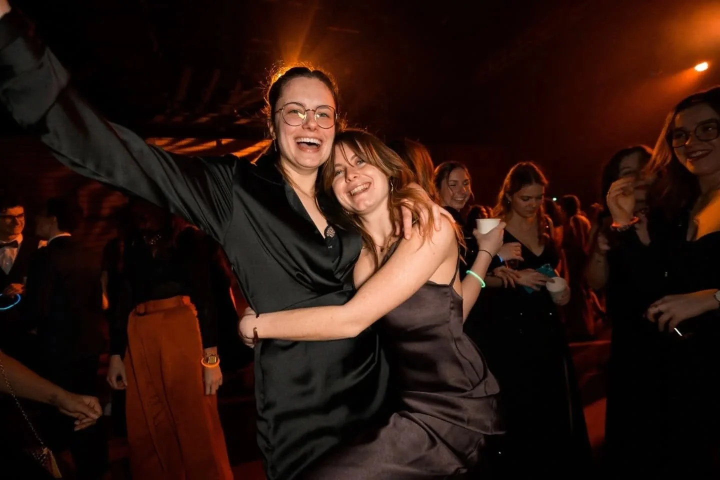 Capturer les moments magiques d&rsquo;une soir&eacute;e inoubliable ✨🎉 Chaque sourire, chaque regard, chaque instant, quelle chance d'&ecirc;tre l&agrave; pour capturer vos soir&eacute;es !
Merci &agrave; tous pour cette &eacute;nergie incroyable et