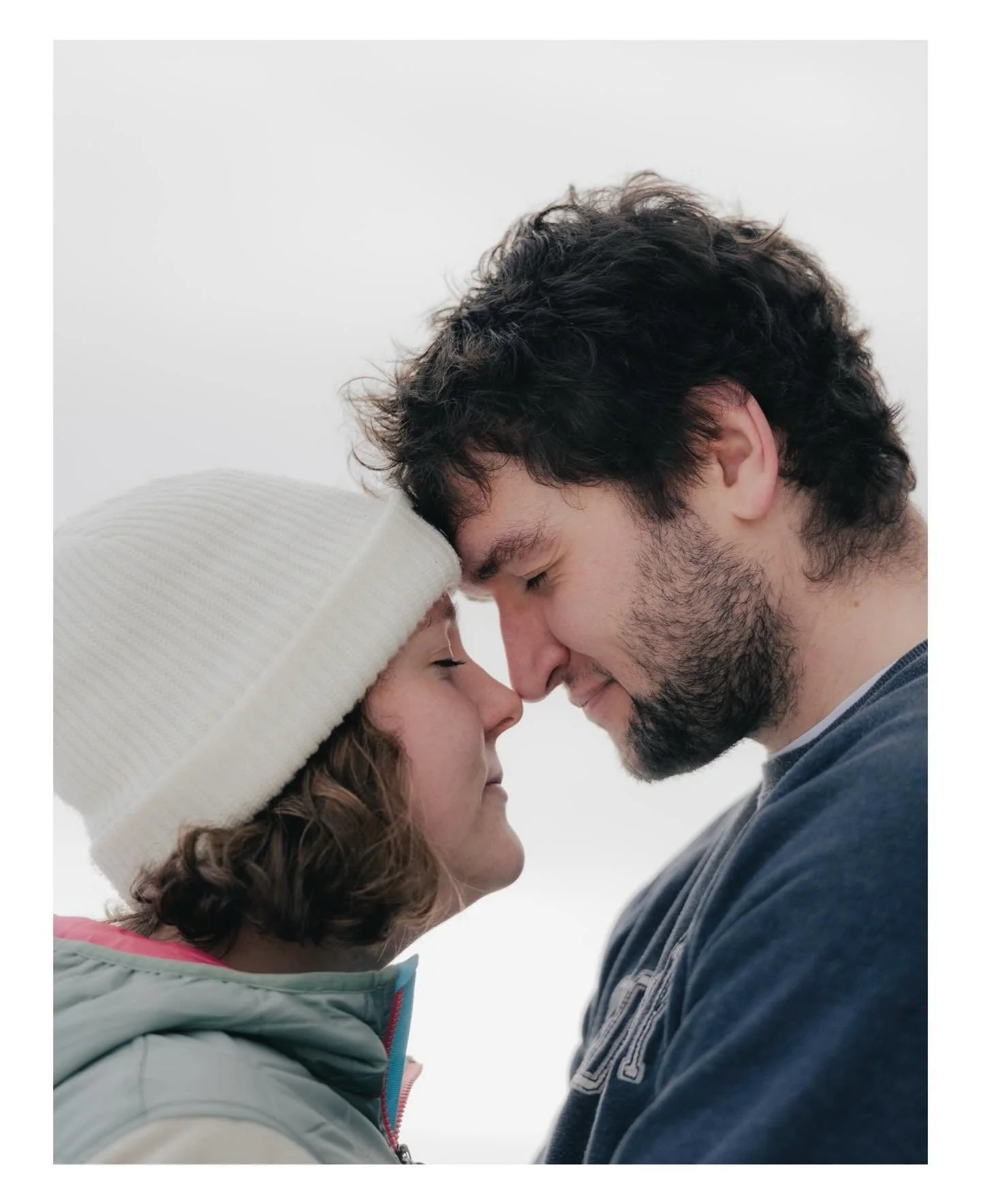Cold hands, full hearts.

Winter is also a beautiful season for engagement photography. 📷❄️

#engagement #engagementphotography #weddingphotoshoot #olehmuzykafilms