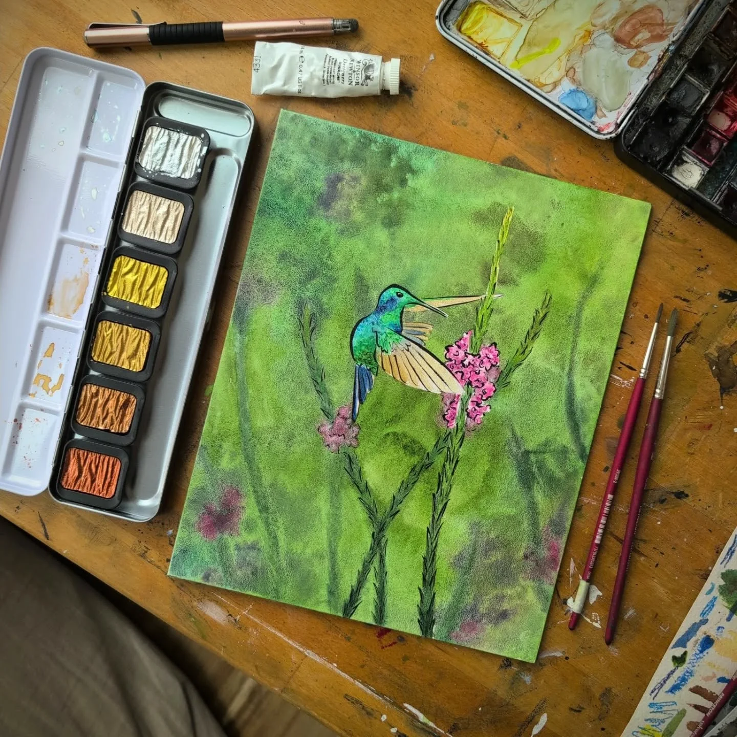 A green-crowned brilliant from Costa Rica on canvas using a reference photo from @emersonrollinsphotography ❤️ I love his work so much so that I get inspired to play around sometimes! In this case, with metallic watercolor ✨

Green-Crowned Brilliant,