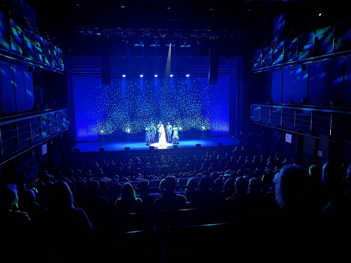 Rajaton Joulu 2024 py&ouml;r&auml;hti eilen k&auml;yntiin H&auml;meenlinnassa! 🤩❤️ L&auml;mmin kiitos Verkatehtaan yleis&ouml;, oli ilo laulaa teille ja viett&auml;&auml; hetki yhdess&auml;. T&auml;n&auml;&auml;n jatketaan Tampere-talolla, kuka on t
