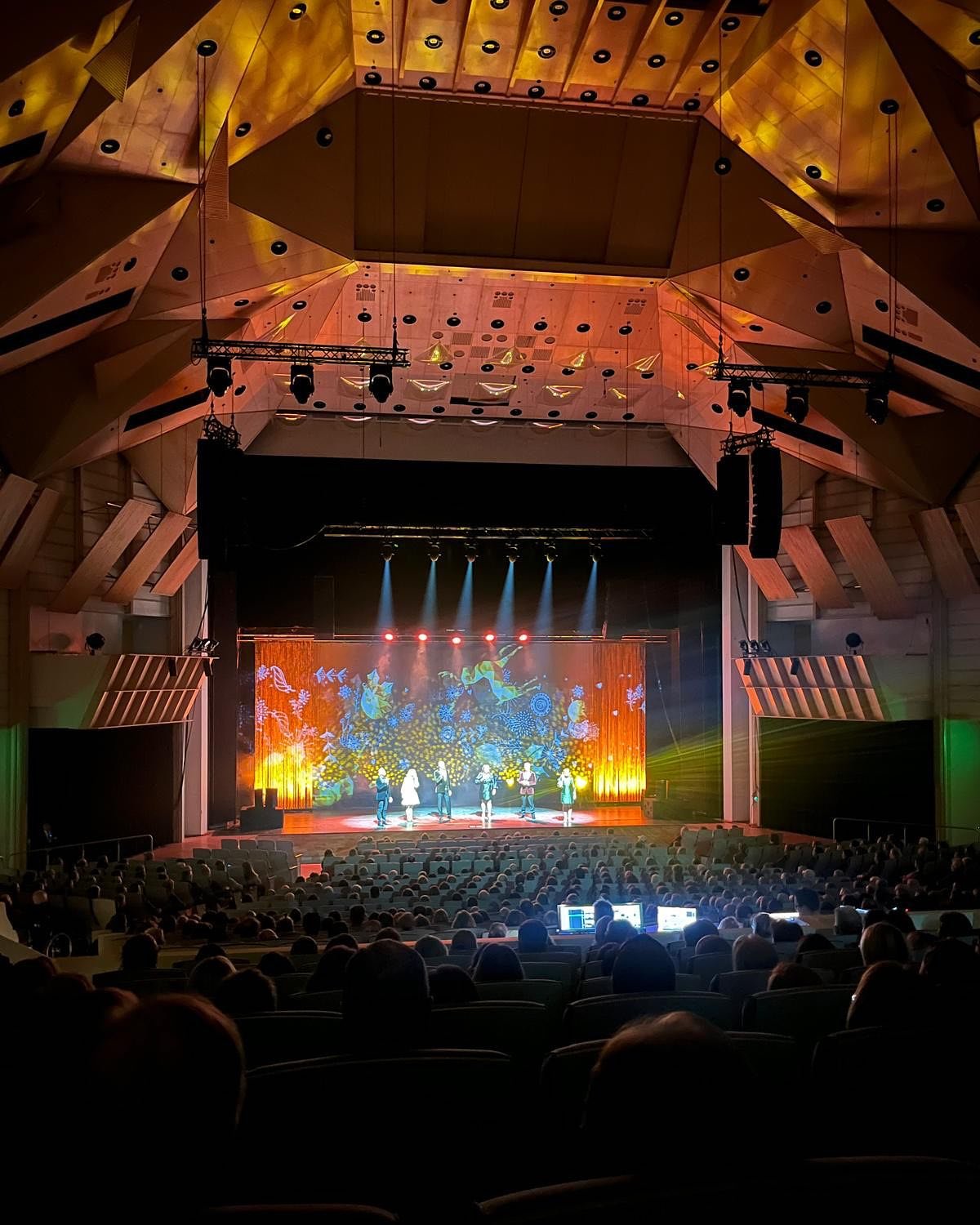 KIITOS TAMPERE ❤️💎 Mik&auml; tunnelma Tampere-talossa! Kiitos yleis&ouml;lle, olipas ihanaa. Keskiviikkona konsertoimme Porvoon Taidetehtaalla. N&auml;hd&auml;&auml;nk&ouml; siell&auml;? 🥰🔥

@sublimemusicagency 
@ilu_herkman 
@pekka.martti 
@annet