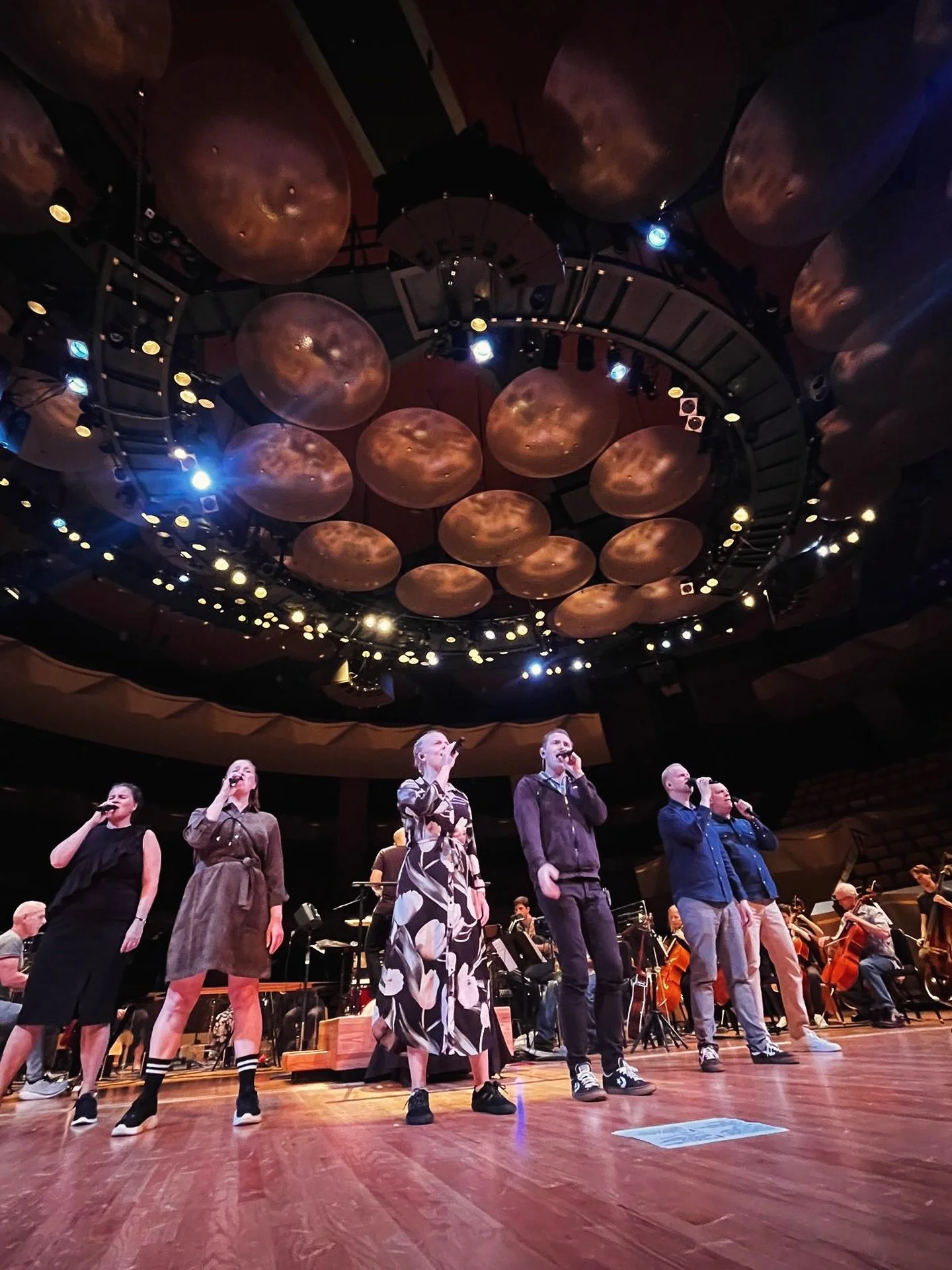 Rehearsal shot with Colorado Symphony and conductor Christopher Dragon in Denver! We are singing Bee Gees and Beyond! Looking forward to the show tonight. 🙌🏻❤️✨🤩💪🏼

@coloradosymphony 
@dragonconducts 
@sublimemusicagency 

#beegeesandbeyond #raj