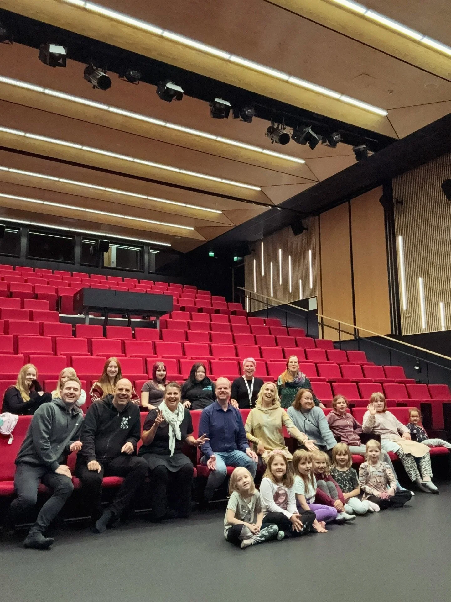 Saimme kutsun tulla vierailemaan Ivalon koululle ja tapaamaan nuoria kuorolaisia. Oli ihanaa laulaa heille ja toivottavasti tavataan laulun merkeiss&auml; jatkossakin. Nuorissa on tulevaisuus! 🤩😍💪🏼❤️

We were invited to visit Ivalo school and mee