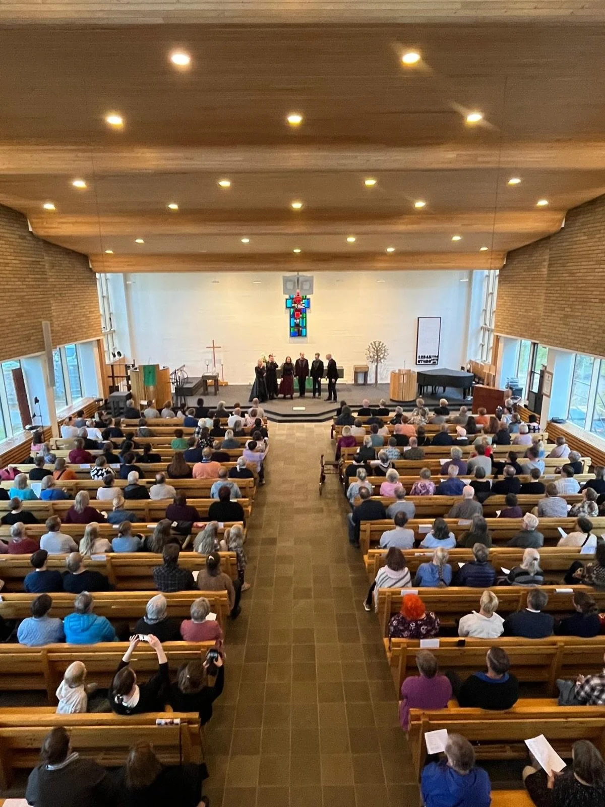 Meill&auml; on ollut eilen ja t&auml;n&auml;&auml;n kaksi aivan ihanaa konserttia. Ihmisten l&auml;sn&auml;olo konserteissa on ollut erityisen l&auml;mmint&auml;, yst&auml;v&auml;llist&auml; ja herkist&auml;v&auml;&auml;. 

Kaksi ensimm&auml;ist&auml