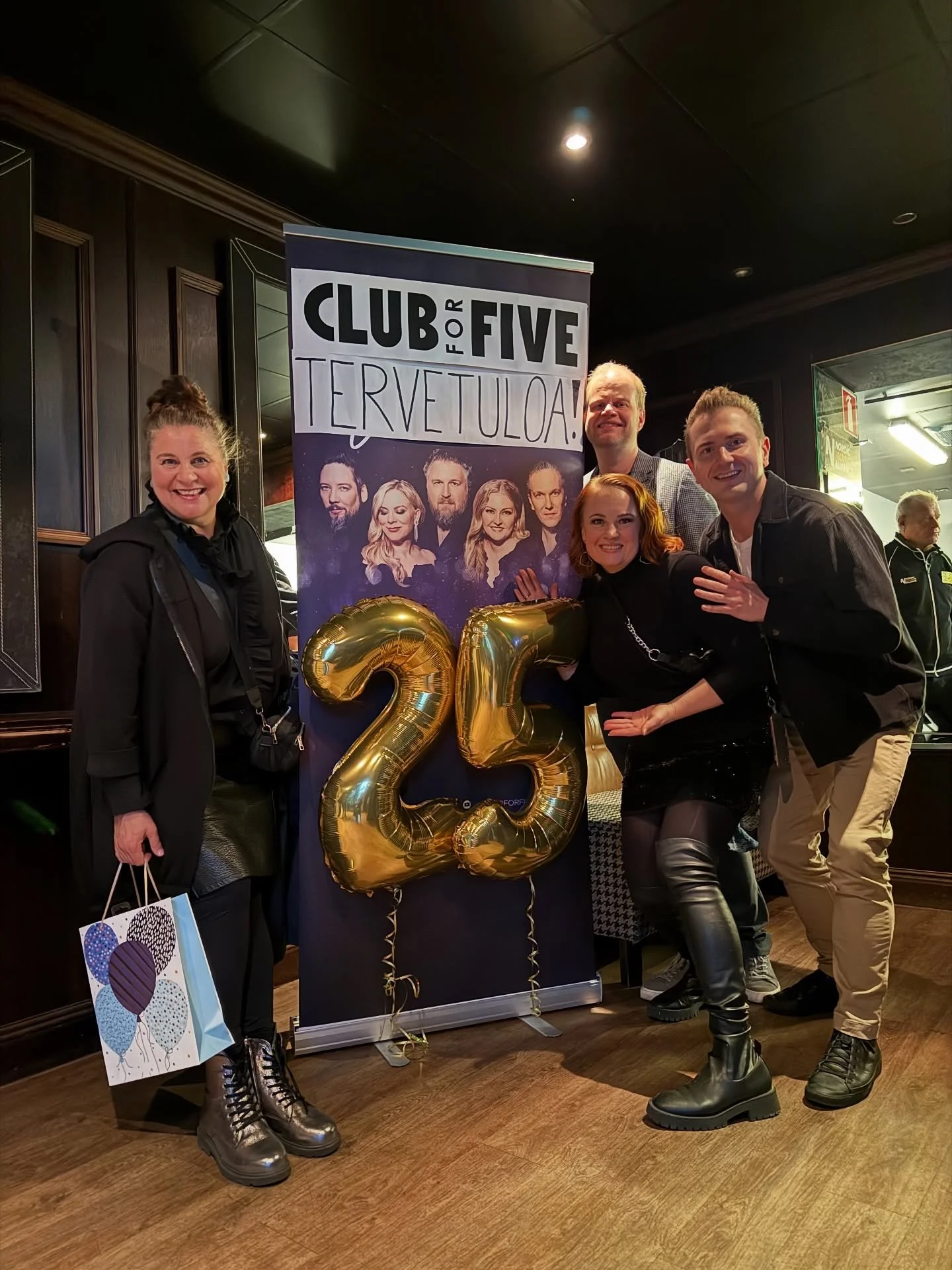 T&auml;n&auml;&auml;n olimme juhlistamassa t&auml;llaisella Rajaton-edustuksella rakkaiden kollegoidemme @clubforfive 25-vuotissyntym&auml;p&auml;iv&auml;&auml;. 🤩🙌🏻 Paljon onnea upea Club For Five ❤️ 

#acappella