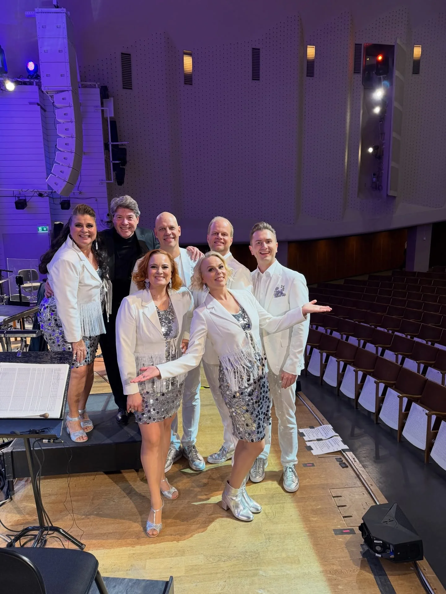 Kiitos kaikki te 3000 katsojaa, jotka tulitte Queen-konsertteihimme  Turun filharmonisen orkesterin @turkuphilharmonic sek&auml; kapellimestari Nick Daviesin kanssa! 🙌🏻❤️🤩 Saimme esitt&auml;&auml; kolme LOPPUUNMYYTY&Auml; konserttia. Tunnelma oli 