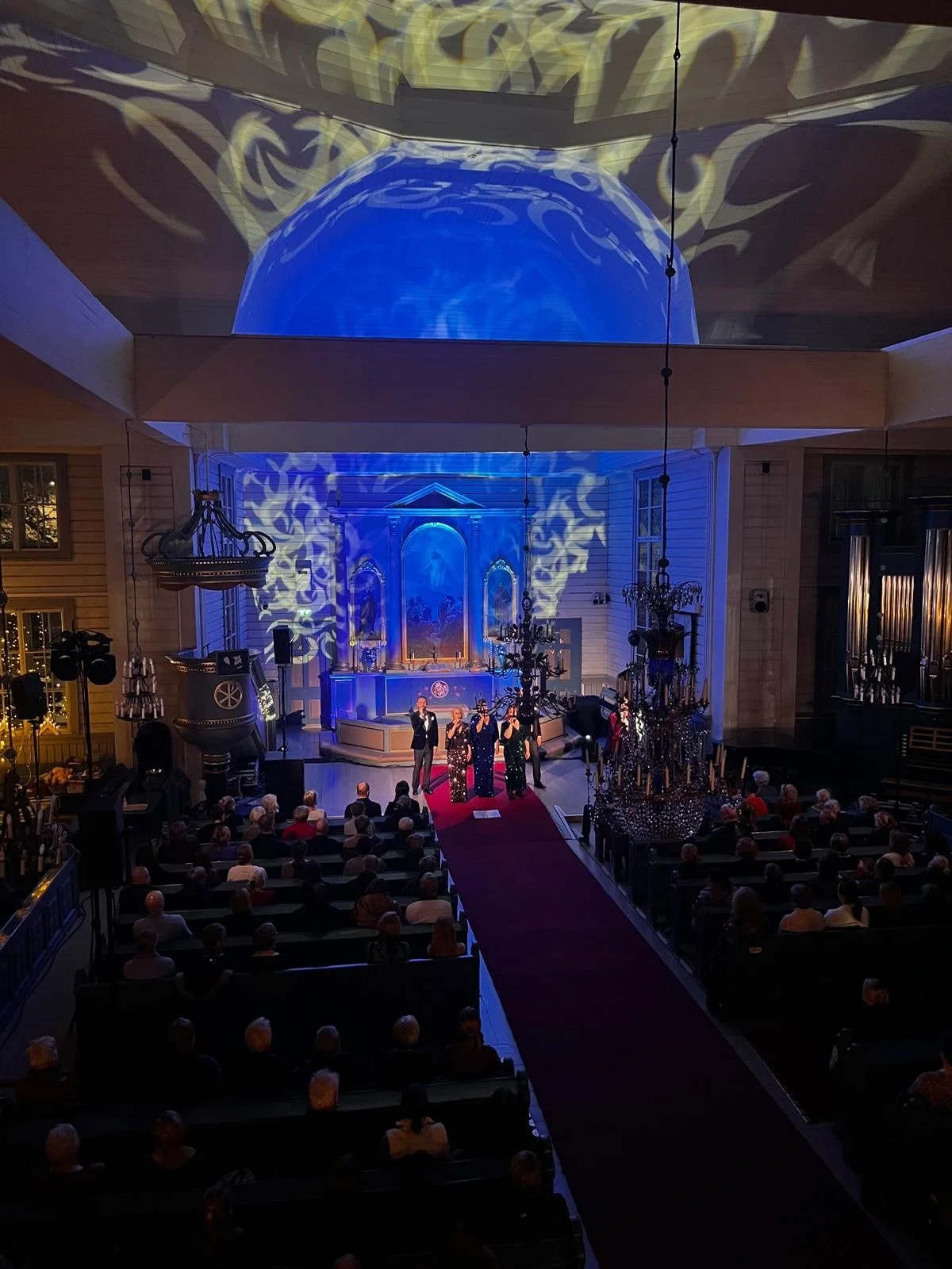 Kiitos Lappeenranta ja ihana yleis&ouml;! Kyll&auml;p&auml;s oli herkk&auml; tunnelma konsertissa Lappeen Marian t&auml;ydess&auml; kirkossa. Teid&auml;n vuoksi me n&auml;it&auml; konsertteja teemme!

Nyt Rajaton suuntaa nukkumaan, jotta olemme aamul